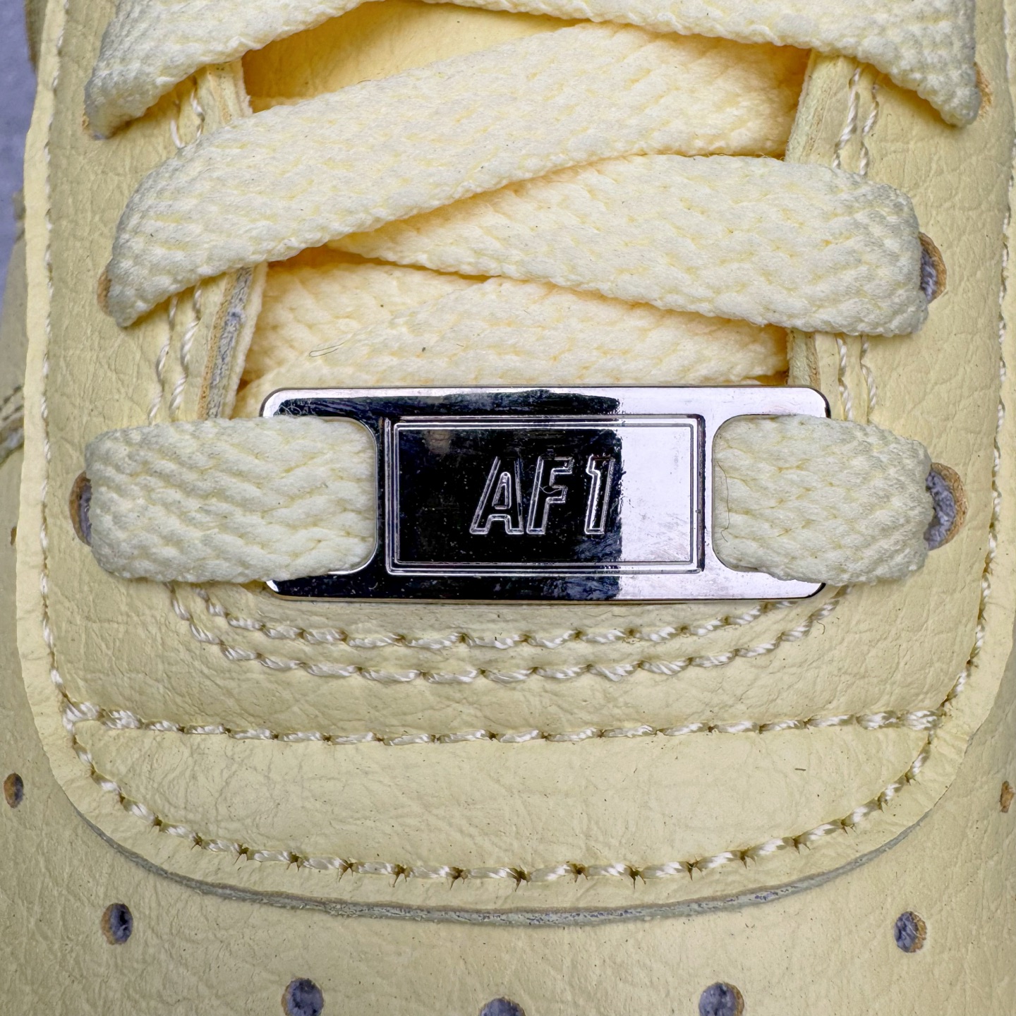 图片[16]-＃G版纯原 NOCTA x NK Air Force 1 Low \’07 空军一号低帮经典板鞋 Drake联名黄色 CZ8065-800 独家私模大底 头层原厂皮料 原盒原配 不规则波浪大底咬花 全鞋电脑针车 工整有序 视觉效果满分 原厂拉帮手法 标准四线 密度针距针孔大小控制到位 原装反口里网布海绵 正确卡色网眼大小 新版鞋撑改用纸团代替 原厂港宝加持完美还原灵魂版型 原盒原配从里到外百分百还原 原厂全头层原厂皮料 原标原盒 内置Sole气垫 中底白色背胶 中底划线 已经无限的接近公司 原厂楦头 原厂刺绣 后跟弧度修正 独家私模最大开发到47.5 尺码：36 36.5 37.5 38 38.5 39 40 40.5 41 42 42.5 43 44 44.5 45 46 47.5-选品中心