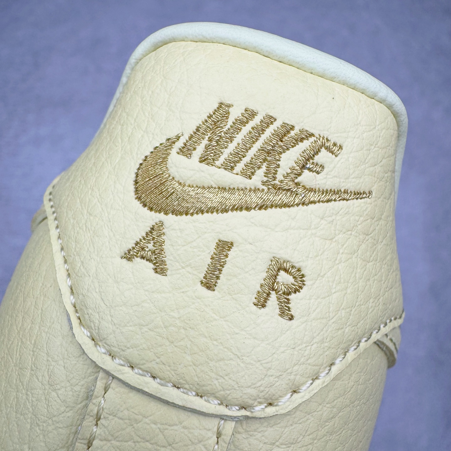 图片[13]-＃G版纯原 NOCTA x NK Air Force 1 Low \’07 空军一号低帮经典板鞋 Drake联名黄色 CZ8065-800 独家私模大底 头层原厂皮料 原盒原配 不规则波浪大底咬花 全鞋电脑针车 工整有序 视觉效果满分 原厂拉帮手法 标准四线 密度针距针孔大小控制到位 原装反口里网布海绵 正确卡色网眼大小 新版鞋撑改用纸团代替 原厂港宝加持完美还原灵魂版型 原盒原配从里到外百分百还原 原厂全头层原厂皮料 原标原盒 内置Sole气垫 中底白色背胶 中底划线 已经无限的接近公司 原厂楦头 原厂刺绣 后跟弧度修正 独家私模最大开发到47.5 尺码：36 36.5 37.5 38 38.5 39 40 40.5 41 42 42.5 43 44 44.5 45 46 47.5-选品中心