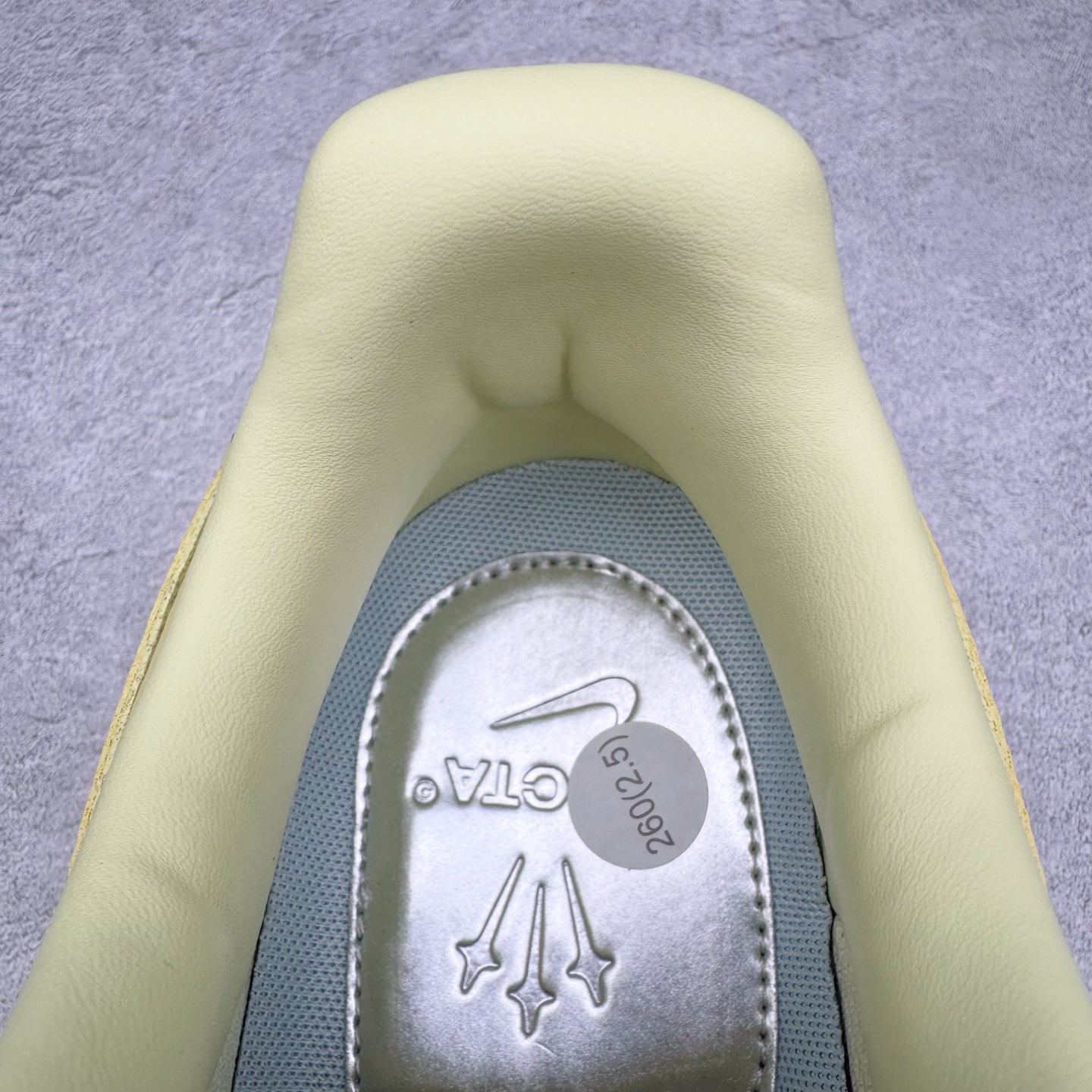 图片[14]-＃G版纯原 NOCTA x NK Air Force 1 Low \’07 空军一号低帮经典板鞋 Drake联名黄色 CZ8065-800 独家私模大底 头层原厂皮料 原盒原配 不规则波浪大底咬花 全鞋电脑针车 工整有序 视觉效果满分 原厂拉帮手法 标准四线 密度针距针孔大小控制到位 原装反口里网布海绵 正确卡色网眼大小 新版鞋撑改用纸团代替 原厂港宝加持完美还原灵魂版型 原盒原配从里到外百分百还原 原厂全头层原厂皮料 原标原盒 内置Sole气垫 中底白色背胶 中底划线 已经无限的接近公司 原厂楦头 原厂刺绣 后跟弧度修正 独家私模最大开发到47.5 尺码：36 36.5 37.5 38 38.5 39 40 40.5 41 42 42.5 43 44 44.5 45 46 47.5-选品中心