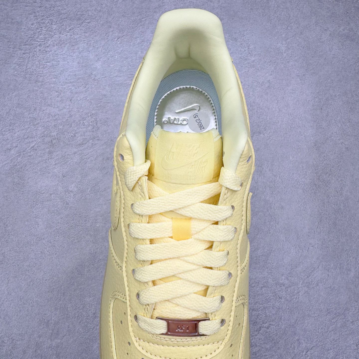 图片[5]-＃G版纯原 NOCTA x NK Air Force 1 Low \’07 空军一号低帮经典板鞋 Drake联名黄色 CZ8065-800 独家私模大底 头层原厂皮料 原盒原配 不规则波浪大底咬花 全鞋电脑针车 工整有序 视觉效果满分 原厂拉帮手法 标准四线 密度针距针孔大小控制到位 原装反口里网布海绵 正确卡色网眼大小 新版鞋撑改用纸团代替 原厂港宝加持完美还原灵魂版型 原盒原配从里到外百分百还原 原厂全头层原厂皮料 原标原盒 内置Sole气垫 中底白色背胶 中底划线 已经无限的接近公司 原厂楦头 原厂刺绣 后跟弧度修正 独家私模最大开发到47.5 尺码：36 36.5 37.5 38 38.5 39 40 40.5 41 42 42.5 43 44 44.5 45 46 47.5-选品中心