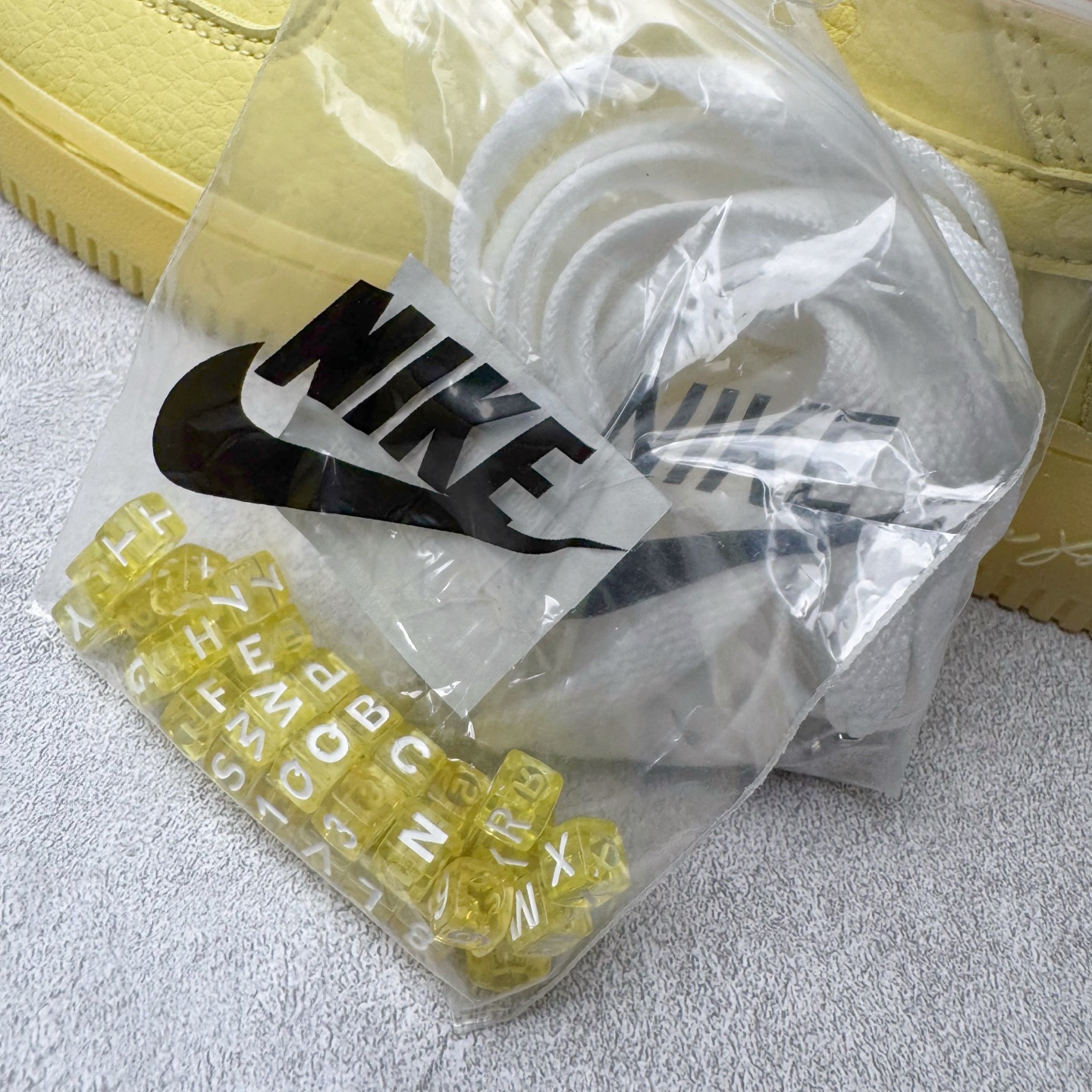 图片[10]-＃G版纯原 NOCTA x NK Air Force 1 Low \’07 空军一号低帮经典板鞋 Drake联名黄色 CZ8065-800 独家私模大底 头层原厂皮料 原盒原配 不规则波浪大底咬花 全鞋电脑针车 工整有序 视觉效果满分 原厂拉帮手法 标准四线 密度针距针孔大小控制到位 原装反口里网布海绵 正确卡色网眼大小 新版鞋撑改用纸团代替 原厂港宝加持完美还原灵魂版型 原盒原配从里到外百分百还原 原厂全头层原厂皮料 原标原盒 内置Sole气垫 中底白色背胶 中底划线 已经无限的接近公司 原厂楦头 原厂刺绣 后跟弧度修正 独家私模最大开发到47.5 尺码：36 36.5 37.5 38 38.5 39 40 40.5 41 42 42.5 43 44 44.5 45 46 47.5-选品中心