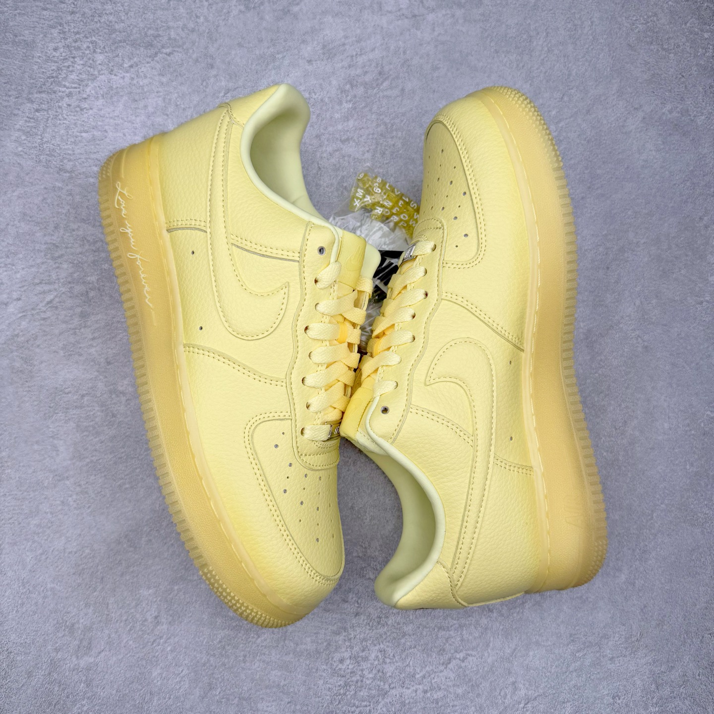 图片[3]-＃G版纯原 NOCTA x NK Air Force 1 Low \’07 空军一号低帮经典板鞋 Drake联名黄色 CZ8065-800 独家私模大底 头层原厂皮料 原盒原配 不规则波浪大底咬花 全鞋电脑针车 工整有序 视觉效果满分 原厂拉帮手法 标准四线 密度针距针孔大小控制到位 原装反口里网布海绵 正确卡色网眼大小 新版鞋撑改用纸团代替 原厂港宝加持完美还原灵魂版型 原盒原配从里到外百分百还原 原厂全头层原厂皮料 原标原盒 内置Sole气垫 中底白色背胶 中底划线 已经无限的接近公司 原厂楦头 原厂刺绣 后跟弧度修正 独家私模最大开发到47.5 尺码：36 36.5 37.5 38 38.5 39 40 40.5 41 42 42.5 43 44 44.5 45 46 47.5-选品中心