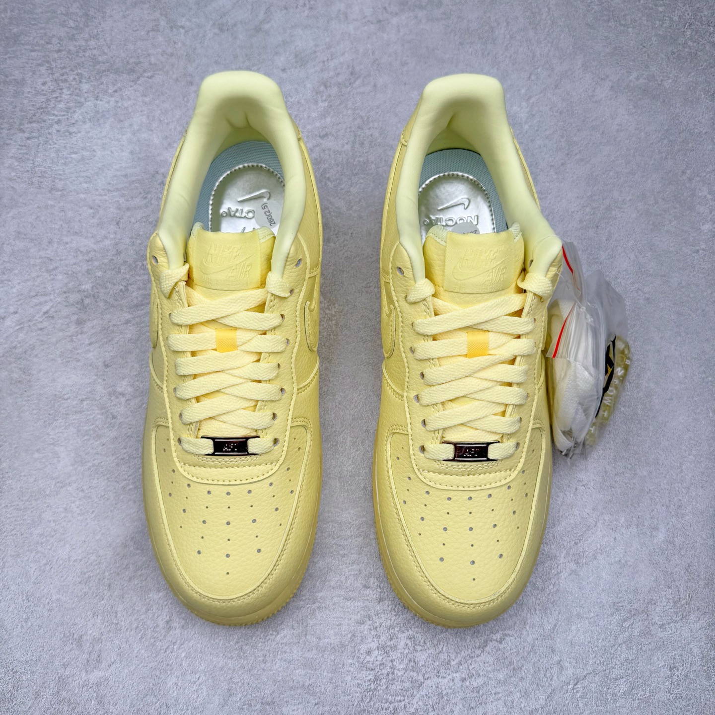 图片[2]-＃G版纯原 NOCTA x NK Air Force 1 Low \’07 空军一号低帮经典板鞋 Drake联名黄色 CZ8065-800 独家私模大底 头层原厂皮料 原盒原配 不规则波浪大底咬花 全鞋电脑针车 工整有序 视觉效果满分 原厂拉帮手法 标准四线 密度针距针孔大小控制到位 原装反口里网布海绵 正确卡色网眼大小 新版鞋撑改用纸团代替 原厂港宝加持完美还原灵魂版型 原盒原配从里到外百分百还原 原厂全头层原厂皮料 原标原盒 内置Sole气垫 中底白色背胶 中底划线 已经无限的接近公司 原厂楦头 原厂刺绣 后跟弧度修正 独家私模最大开发到47.5 尺码：36 36.5 37.5 38 38.5 39 40 40.5 41 42 42.5 43 44 44.5 45 46 47.5-选品中心