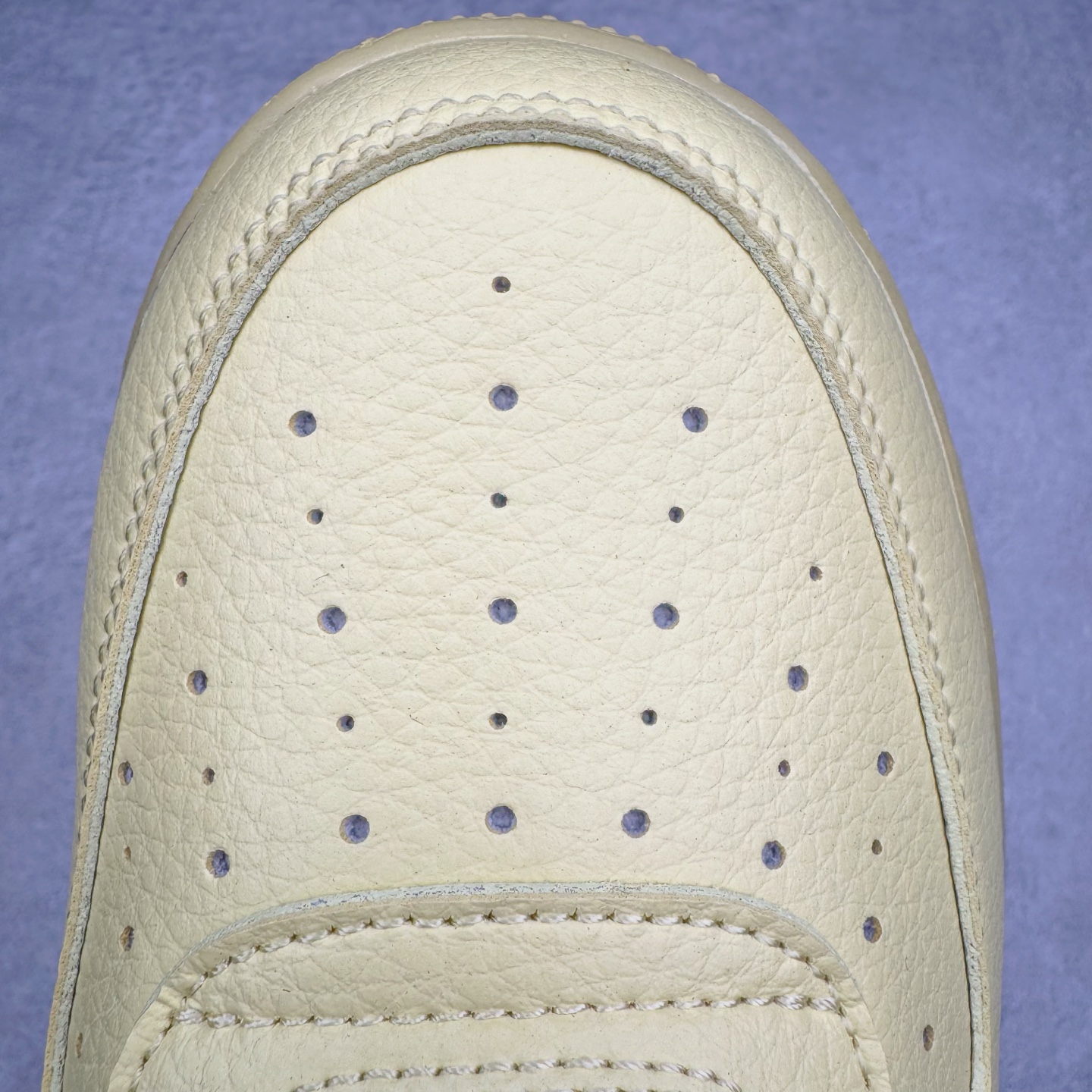 图片[17]-＃G版纯原 NOCTA x NK Air Force 1 Low \’07 空军一号低帮经典板鞋 Drake联名黄色 CZ8065-800 独家私模大底 头层原厂皮料 原盒原配 不规则波浪大底咬花 全鞋电脑针车 工整有序 视觉效果满分 原厂拉帮手法 标准四线 密度针距针孔大小控制到位 原装反口里网布海绵 正确卡色网眼大小 新版鞋撑改用纸团代替 原厂港宝加持完美还原灵魂版型 原盒原配从里到外百分百还原 原厂全头层原厂皮料 原标原盒 内置Sole气垫 中底白色背胶 中底划线 已经无限的接近公司 原厂楦头 原厂刺绣 后跟弧度修正 独家私模最大开发到47.5 尺码：36 36.5 37.5 38 38.5 39 40 40.5 41 42 42.5 43 44 44.5 45 46 47.5-选品中心