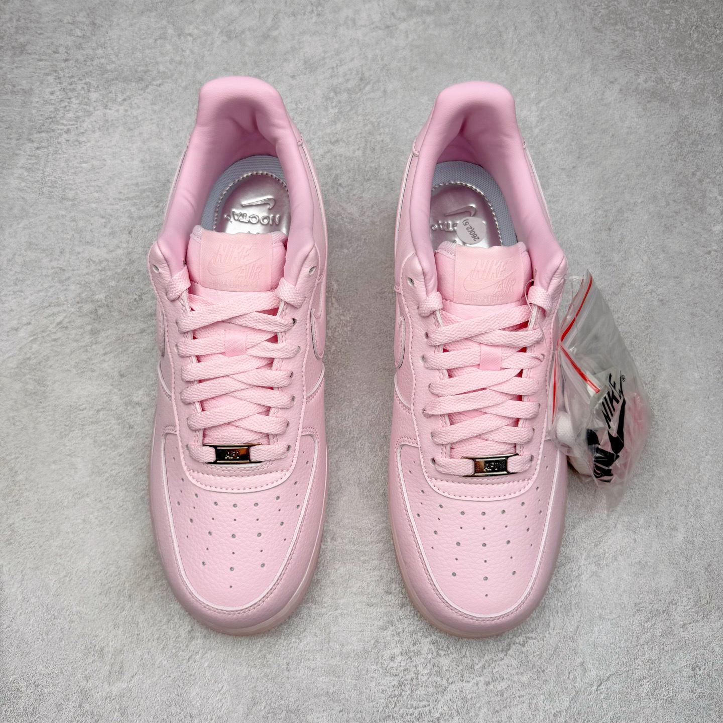 图片[2]-＃G版纯原 NOCTA x NK Air Force 1 Low \’07 空军一号低帮经典板鞋 Drake联名粉色 CZ8065-600 独家私模大底 头层原厂皮料 原盒原配 不规则波浪大底咬花 全鞋电脑针车 工整有序 视觉效果满分 原厂拉帮手法 标准四线 密度针距针孔大小控制到位 原装反口里网布海绵 正确卡色网眼大小 新版鞋撑改用纸团代替 原厂港宝加持完美还原灵魂版型 原盒原配从里到外百分百还原 原厂全头层原厂皮料 原标原盒 内置Sole气垫 中底白色背胶 中底划线 已经无限的接近公司 原厂楦头 原厂刺绣 后跟弧度修正 独家私模最大开发到47.5 尺码：36 36.5 37.5 38 38.5 39 40 40.5 41 42 42.5 43 44 44.5 45 46 47.5-选品中心