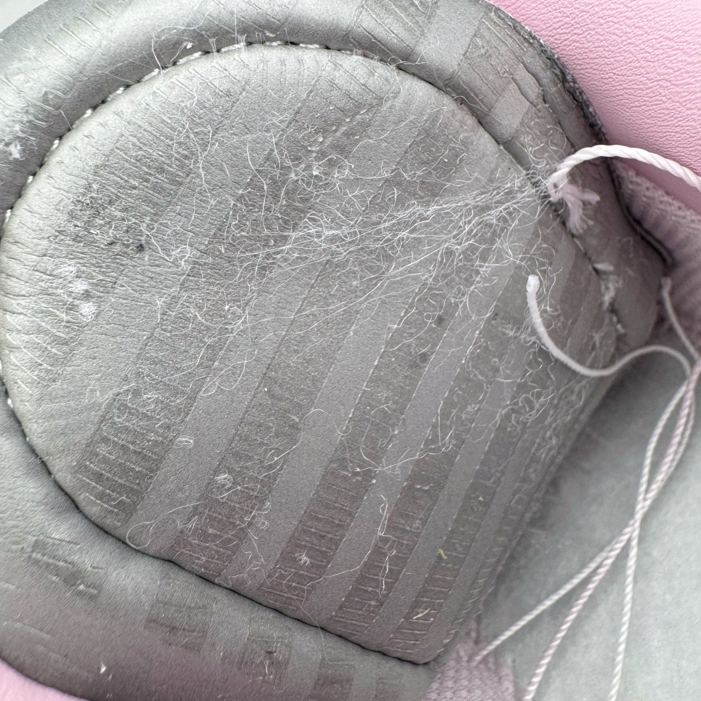 图片[12]-＃G版纯原 NOCTA x NK Air Force 1 Low \’07 空军一号低帮经典板鞋 Drake联名粉色 CZ8065-600 独家私模大底 头层原厂皮料 原盒原配 不规则波浪大底咬花 全鞋电脑针车 工整有序 视觉效果满分 原厂拉帮手法 标准四线 密度针距针孔大小控制到位 原装反口里网布海绵 正确卡色网眼大小 新版鞋撑改用纸团代替 原厂港宝加持完美还原灵魂版型 原盒原配从里到外百分百还原 原厂全头层原厂皮料 原标原盒 内置Sole气垫 中底白色背胶 中底划线 已经无限的接近公司 原厂楦头 原厂刺绣 后跟弧度修正 独家私模最大开发到47.5 尺码：36 36.5 37.5 38 38.5 39 40 40.5 41 42 42.5 43 44 44.5 45 46 47.5-选品中心