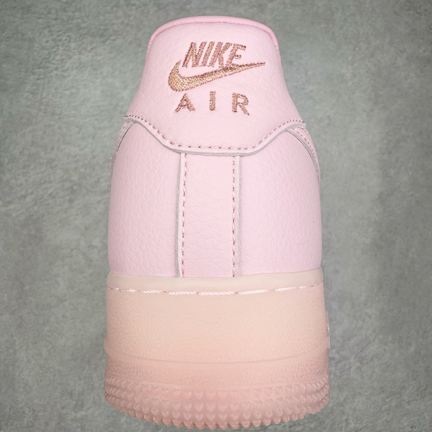 图片[8]-＃G版纯原 NOCTA x NK Air Force 1 Low \’07 空军一号低帮经典板鞋 Drake联名粉色 CZ8065-600 独家私模大底 头层原厂皮料 原盒原配 不规则波浪大底咬花 全鞋电脑针车 工整有序 视觉效果满分 原厂拉帮手法 标准四线 密度针距针孔大小控制到位 原装反口里网布海绵 正确卡色网眼大小 新版鞋撑改用纸团代替 原厂港宝加持完美还原灵魂版型 原盒原配从里到外百分百还原 原厂全头层原厂皮料 原标原盒 内置Sole气垫 中底白色背胶 中底划线 已经无限的接近公司 原厂楦头 原厂刺绣 后跟弧度修正 独家私模最大开发到47.5 尺码：36 36.5 37.5 38 38.5 39 40 40.5 41 42 42.5 43 44 44.5 45 46 47.5-选品中心