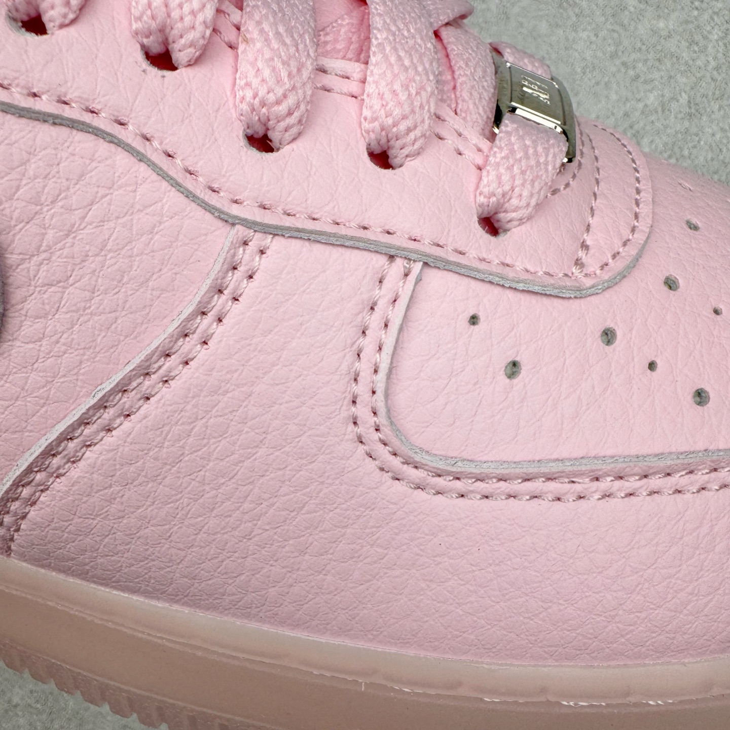 图片[18]-＃G版纯原 NOCTA x NK Air Force 1 Low \’07 空军一号低帮经典板鞋 Drake联名粉色 CZ8065-600 独家私模大底 头层原厂皮料 原盒原配 不规则波浪大底咬花 全鞋电脑针车 工整有序 视觉效果满分 原厂拉帮手法 标准四线 密度针距针孔大小控制到位 原装反口里网布海绵 正确卡色网眼大小 新版鞋撑改用纸团代替 原厂港宝加持完美还原灵魂版型 原盒原配从里到外百分百还原 原厂全头层原厂皮料 原标原盒 内置Sole气垫 中底白色背胶 中底划线 已经无限的接近公司 原厂楦头 原厂刺绣 后跟弧度修正 独家私模最大开发到47.5 尺码：36 36.5 37.5 38 38.5 39 40 40.5 41 42 42.5 43 44 44.5 45 46 47.5-选品中心