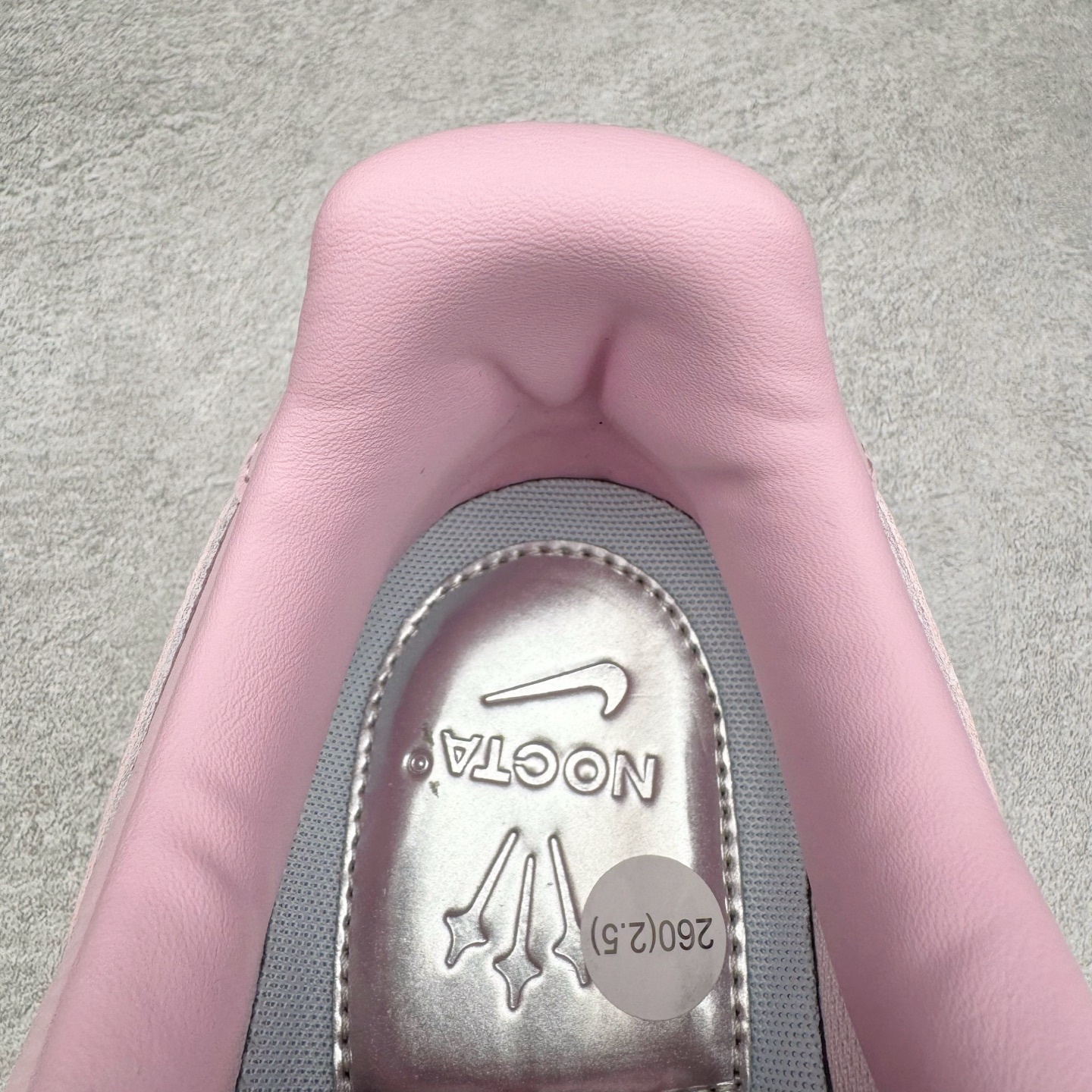 图片[15]-＃G版纯原 NOCTA x NK Air Force 1 Low \’07 空军一号低帮经典板鞋 Drake联名粉色 CZ8065-600 独家私模大底 头层原厂皮料 原盒原配 不规则波浪大底咬花 全鞋电脑针车 工整有序 视觉效果满分 原厂拉帮手法 标准四线 密度针距针孔大小控制到位 原装反口里网布海绵 正确卡色网眼大小 新版鞋撑改用纸团代替 原厂港宝加持完美还原灵魂版型 原盒原配从里到外百分百还原 原厂全头层原厂皮料 原标原盒 内置Sole气垫 中底白色背胶 中底划线 已经无限的接近公司 原厂楦头 原厂刺绣 后跟弧度修正 独家私模最大开发到47.5 尺码：36 36.5 37.5 38 38.5 39 40 40.5 41 42 42.5 43 44 44.5 45 46 47.5-选品中心