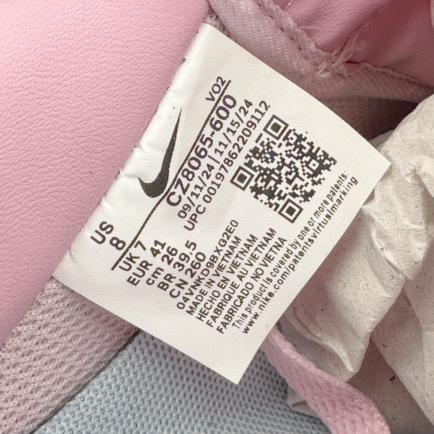 图片[13]-＃G版纯原 NOCTA x NK Air Force 1 Low \’07 空军一号低帮经典板鞋 Drake联名粉色 CZ8065-600 独家私模大底 头层原厂皮料 原盒原配 不规则波浪大底咬花 全鞋电脑针车 工整有序 视觉效果满分 原厂拉帮手法 标准四线 密度针距针孔大小控制到位 原装反口里网布海绵 正确卡色网眼大小 新版鞋撑改用纸团代替 原厂港宝加持完美还原灵魂版型 原盒原配从里到外百分百还原 原厂全头层原厂皮料 原标原盒 内置Sole气垫 中底白色背胶 中底划线 已经无限的接近公司 原厂楦头 原厂刺绣 后跟弧度修正 独家私模最大开发到47.5 尺码：36 36.5 37.5 38 38.5 39 40 40.5 41 42 42.5 43 44 44.5 45 46 47.5-选品中心