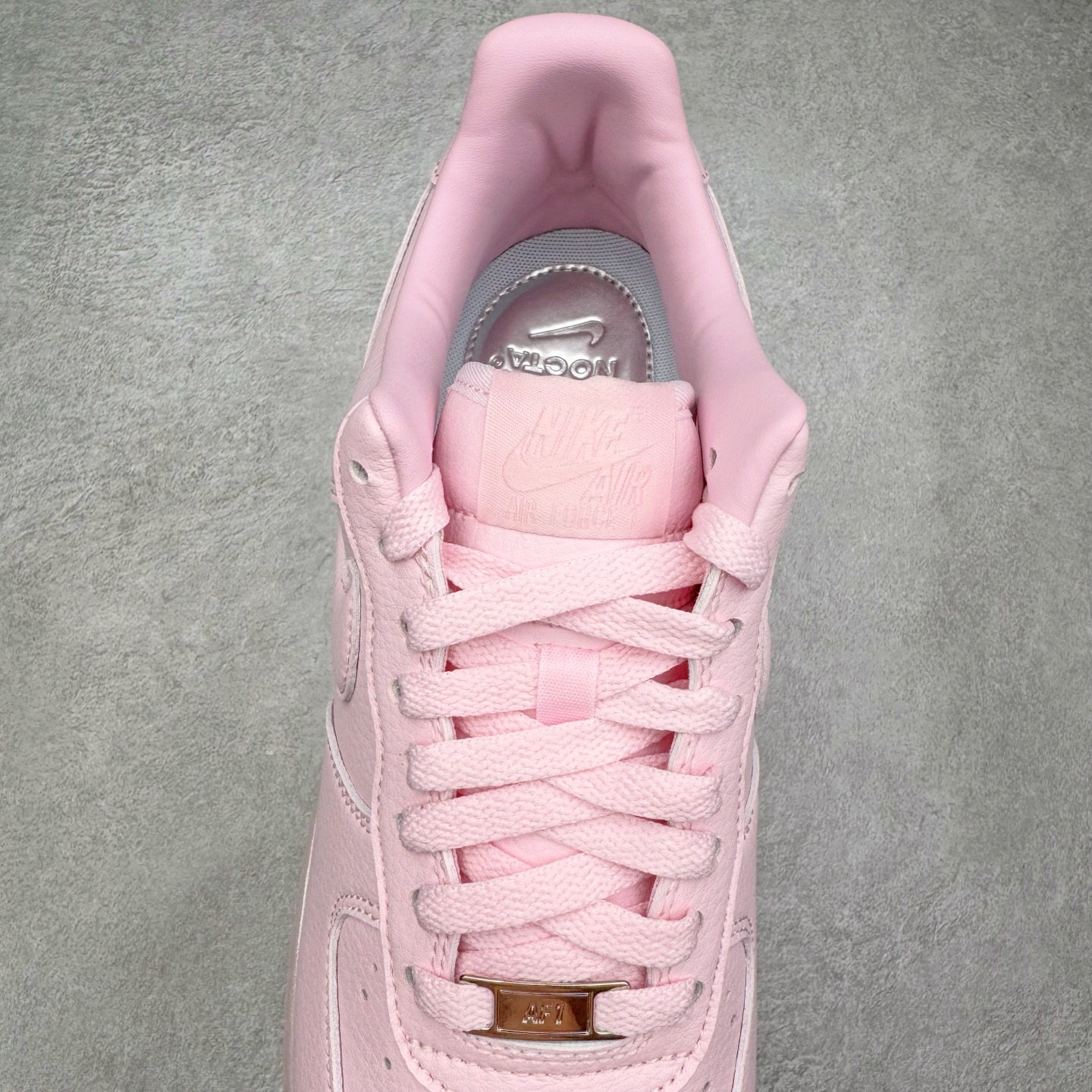 图片[5]-＃G版纯原 NOCTA x NK Air Force 1 Low \’07 空军一号低帮经典板鞋 Drake联名粉色 CZ8065-600 独家私模大底 头层原厂皮料 原盒原配 不规则波浪大底咬花 全鞋电脑针车 工整有序 视觉效果满分 原厂拉帮手法 标准四线 密度针距针孔大小控制到位 原装反口里网布海绵 正确卡色网眼大小 新版鞋撑改用纸团代替 原厂港宝加持完美还原灵魂版型 原盒原配从里到外百分百还原 原厂全头层原厂皮料 原标原盒 内置Sole气垫 中底白色背胶 中底划线 已经无限的接近公司 原厂楦头 原厂刺绣 后跟弧度修正 独家私模最大开发到47.5 尺码：36 36.5 37.5 38 38.5 39 40 40.5 41 42 42.5 43 44 44.5 45 46 47.5-选品中心