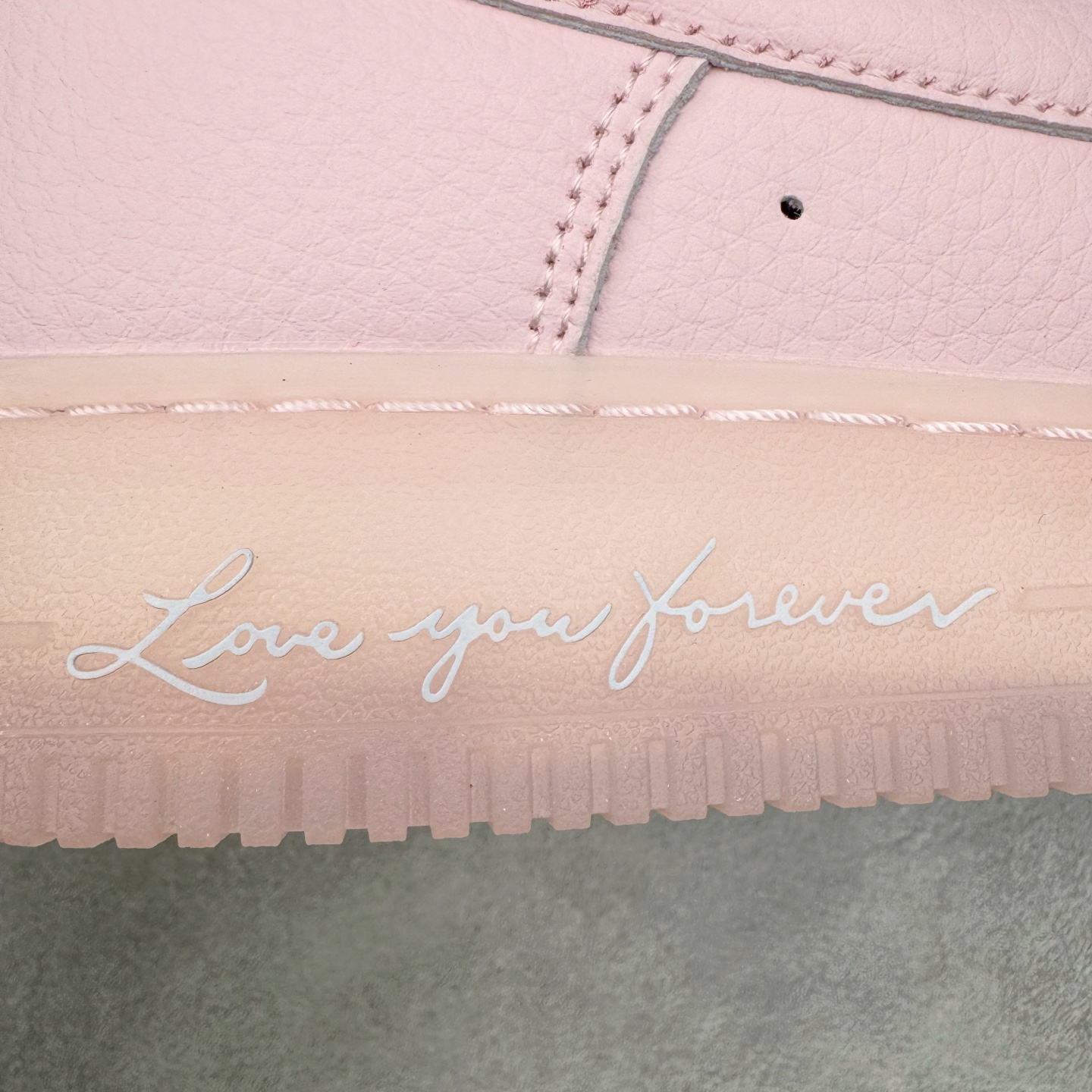 图片[20]-＃G版纯原 NOCTA x NK Air Force 1 Low \’07 空军一号低帮经典板鞋 Drake联名粉色 CZ8065-600 独家私模大底 头层原厂皮料 原盒原配 不规则波浪大底咬花 全鞋电脑针车 工整有序 视觉效果满分 原厂拉帮手法 标准四线 密度针距针孔大小控制到位 原装反口里网布海绵 正确卡色网眼大小 新版鞋撑改用纸团代替 原厂港宝加持完美还原灵魂版型 原盒原配从里到外百分百还原 原厂全头层原厂皮料 原标原盒 内置Sole气垫 中底白色背胶 中底划线 已经无限的接近公司 原厂楦头 原厂刺绣 后跟弧度修正 独家私模最大开发到47.5 尺码：36 36.5 37.5 38 38.5 39 40 40.5 41 42 42.5 43 44 44.5 45 46 47.5-选品中心