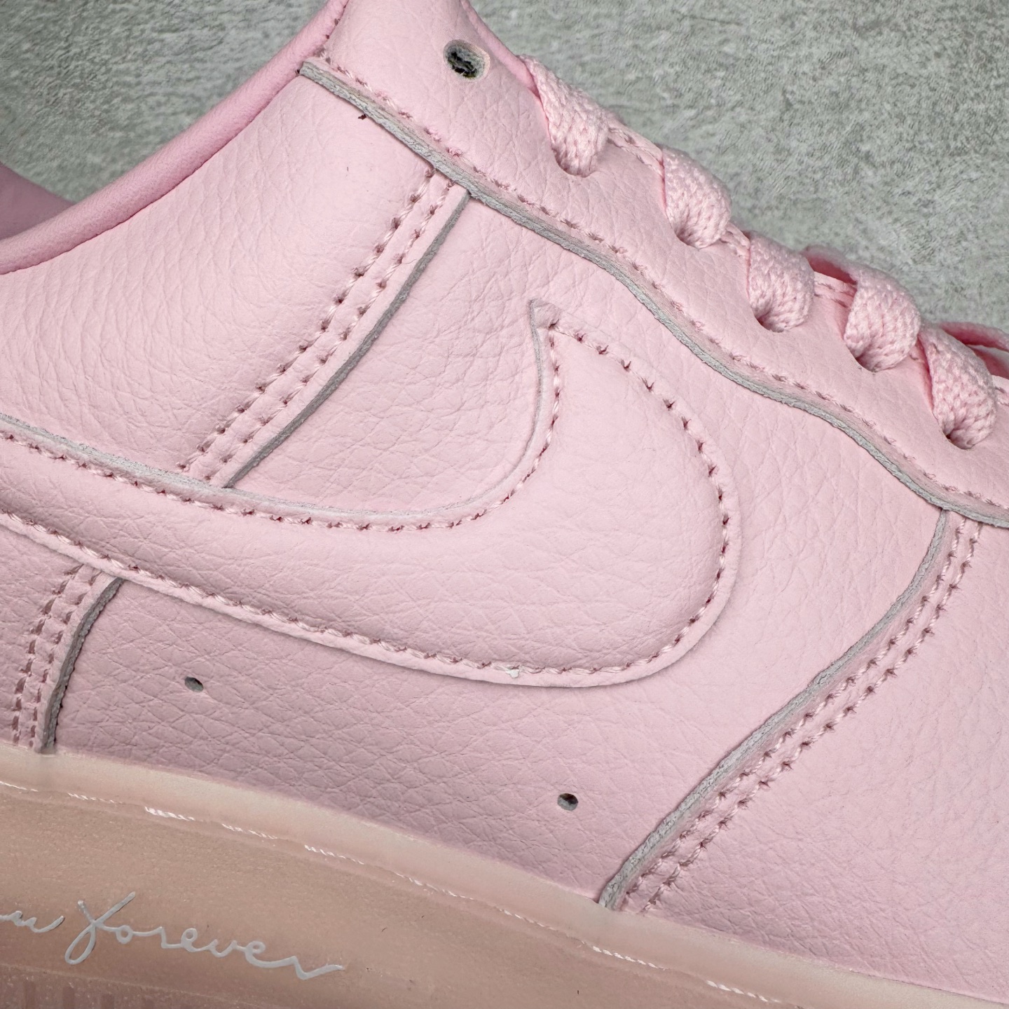 图片[19]-＃G版纯原 NOCTA x NK Air Force 1 Low \’07 空军一号低帮经典板鞋 Drake联名粉色 CZ8065-600 独家私模大底 头层原厂皮料 原盒原配 不规则波浪大底咬花 全鞋电脑针车 工整有序 视觉效果满分 原厂拉帮手法 标准四线 密度针距针孔大小控制到位 原装反口里网布海绵 正确卡色网眼大小 新版鞋撑改用纸团代替 原厂港宝加持完美还原灵魂版型 原盒原配从里到外百分百还原 原厂全头层原厂皮料 原标原盒 内置Sole气垫 中底白色背胶 中底划线 已经无限的接近公司 原厂楦头 原厂刺绣 后跟弧度修正 独家私模最大开发到47.5 尺码：36 36.5 37.5 38 38.5 39 40 40.5 41 42 42.5 43 44 44.5 45 46 47.5-选品中心