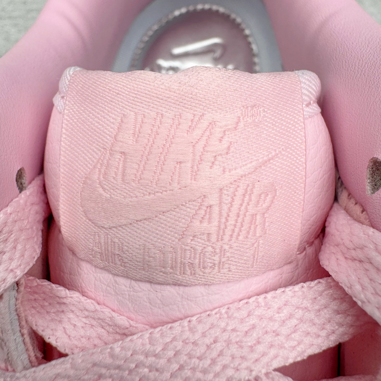 图片[16]-＃G版纯原 NOCTA x NK Air Force 1 Low \’07 空军一号低帮经典板鞋 Drake联名粉色 CZ8065-600 独家私模大底 头层原厂皮料 原盒原配 不规则波浪大底咬花 全鞋电脑针车 工整有序 视觉效果满分 原厂拉帮手法 标准四线 密度针距针孔大小控制到位 原装反口里网布海绵 正确卡色网眼大小 新版鞋撑改用纸团代替 原厂港宝加持完美还原灵魂版型 原盒原配从里到外百分百还原 原厂全头层原厂皮料 原标原盒 内置Sole气垫 中底白色背胶 中底划线 已经无限的接近公司 原厂楦头 原厂刺绣 后跟弧度修正 独家私模最大开发到47.5 尺码：36 36.5 37.5 38 38.5 39 40 40.5 41 42 42.5 43 44 44.5 45 46 47.5-选品中心