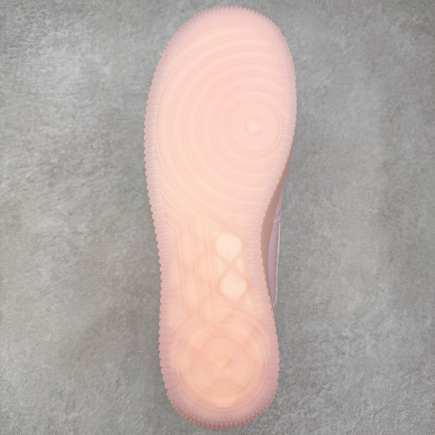 图片[9]-＃G版纯原 NOCTA x NK Air Force 1 Low \’07 空军一号低帮经典板鞋 Drake联名粉色 CZ8065-600 独家私模大底 头层原厂皮料 原盒原配 不规则波浪大底咬花 全鞋电脑针车 工整有序 视觉效果满分 原厂拉帮手法 标准四线 密度针距针孔大小控制到位 原装反口里网布海绵 正确卡色网眼大小 新版鞋撑改用纸团代替 原厂港宝加持完美还原灵魂版型 原盒原配从里到外百分百还原 原厂全头层原厂皮料 原标原盒 内置Sole气垫 中底白色背胶 中底划线 已经无限的接近公司 原厂楦头 原厂刺绣 后跟弧度修正 独家私模最大开发到47.5 尺码：36 36.5 37.5 38 38.5 39 40 40.5 41 42 42.5 43 44 44.5 45 46 47.5-选品中心