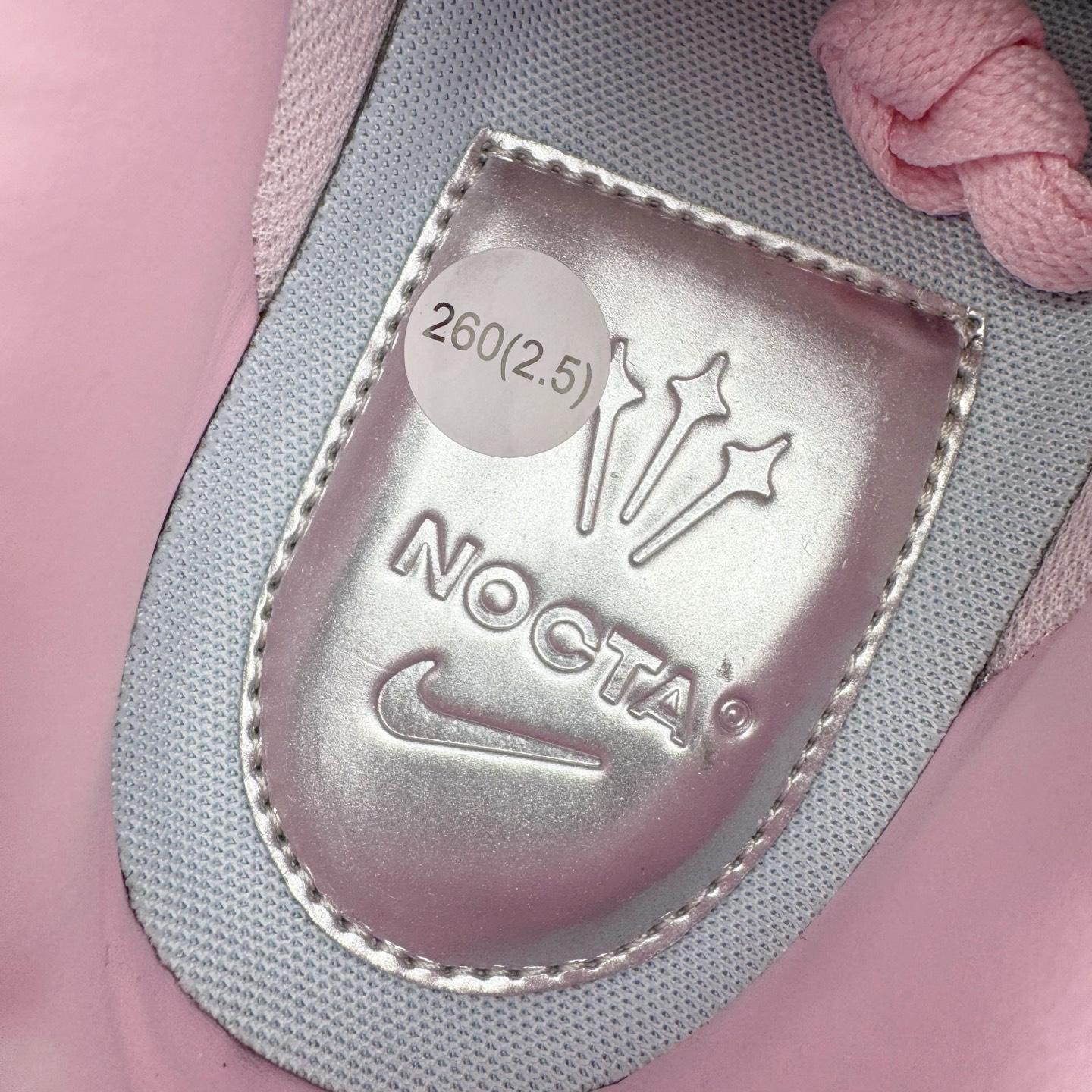 图片[14]-＃G版纯原 NOCTA x NK Air Force 1 Low \’07 空军一号低帮经典板鞋 Drake联名粉色 CZ8065-600 独家私模大底 头层原厂皮料 原盒原配 不规则波浪大底咬花 全鞋电脑针车 工整有序 视觉效果满分 原厂拉帮手法 标准四线 密度针距针孔大小控制到位 原装反口里网布海绵 正确卡色网眼大小 新版鞋撑改用纸团代替 原厂港宝加持完美还原灵魂版型 原盒原配从里到外百分百还原 原厂全头层原厂皮料 原标原盒 内置Sole气垫 中底白色背胶 中底划线 已经无限的接近公司 原厂楦头 原厂刺绣 后跟弧度修正 独家私模最大开发到47.5 尺码：36 36.5 37.5 38 38.5 39 40 40.5 41 42 42.5 43 44 44.5 45 46 47.5-选品中心