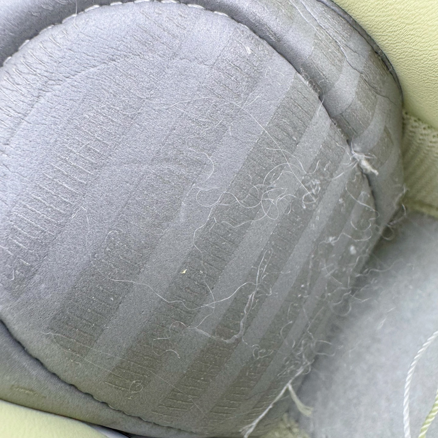 图片[22]-＃G版纯原 NOCTA x NK Air Force 1 Low \’07 空军一号低帮经典板鞋 Drake联名黄色 CZ8065-800 独家私模大底 头层原厂皮料 原盒原配 不规则波浪大底咬花 全鞋电脑针车 工整有序 视觉效果满分 原厂拉帮手法 标准四线 密度针距针孔大小控制到位 原装反口里网布海绵 正确卡色网眼大小 新版鞋撑改用纸团代替 原厂港宝加持完美还原灵魂版型 原盒原配从里到外百分百还原 原厂全头层原厂皮料 原标原盒 内置Sole气垫 中底白色背胶 中底划线 已经无限的接近公司 原厂楦头 原厂刺绣 后跟弧度修正 独家私模最大开发到47.5 尺码：36 36.5 37.5 38 38.5 39 40 40.5 41 42 42.5 43 44 44.5 45 46 47.5-选品中心