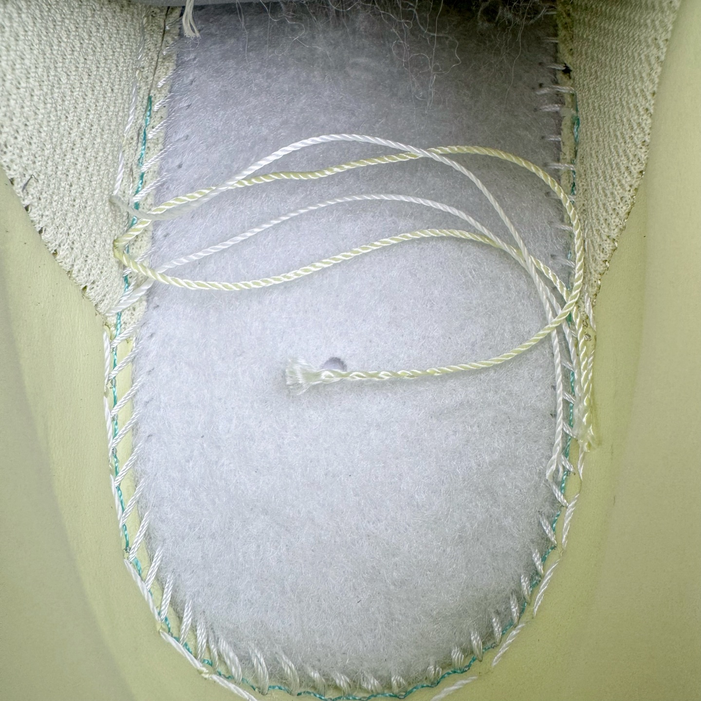 图片[23]-＃G版纯原 NOCTA x NK Air Force 1 Low \’07 空军一号低帮经典板鞋 Drake联名黄色 CZ8065-800 独家私模大底 头层原厂皮料 原盒原配 不规则波浪大底咬花 全鞋电脑针车 工整有序 视觉效果满分 原厂拉帮手法 标准四线 密度针距针孔大小控制到位 原装反口里网布海绵 正确卡色网眼大小 新版鞋撑改用纸团代替 原厂港宝加持完美还原灵魂版型 原盒原配从里到外百分百还原 原厂全头层原厂皮料 原标原盒 内置Sole气垫 中底白色背胶 中底划线 已经无限的接近公司 原厂楦头 原厂刺绣 后跟弧度修正 独家私模最大开发到47.5 尺码：36 36.5 37.5 38 38.5 39 40 40.5 41 42 42.5 43 44 44.5 45 46 47.5-选品中心