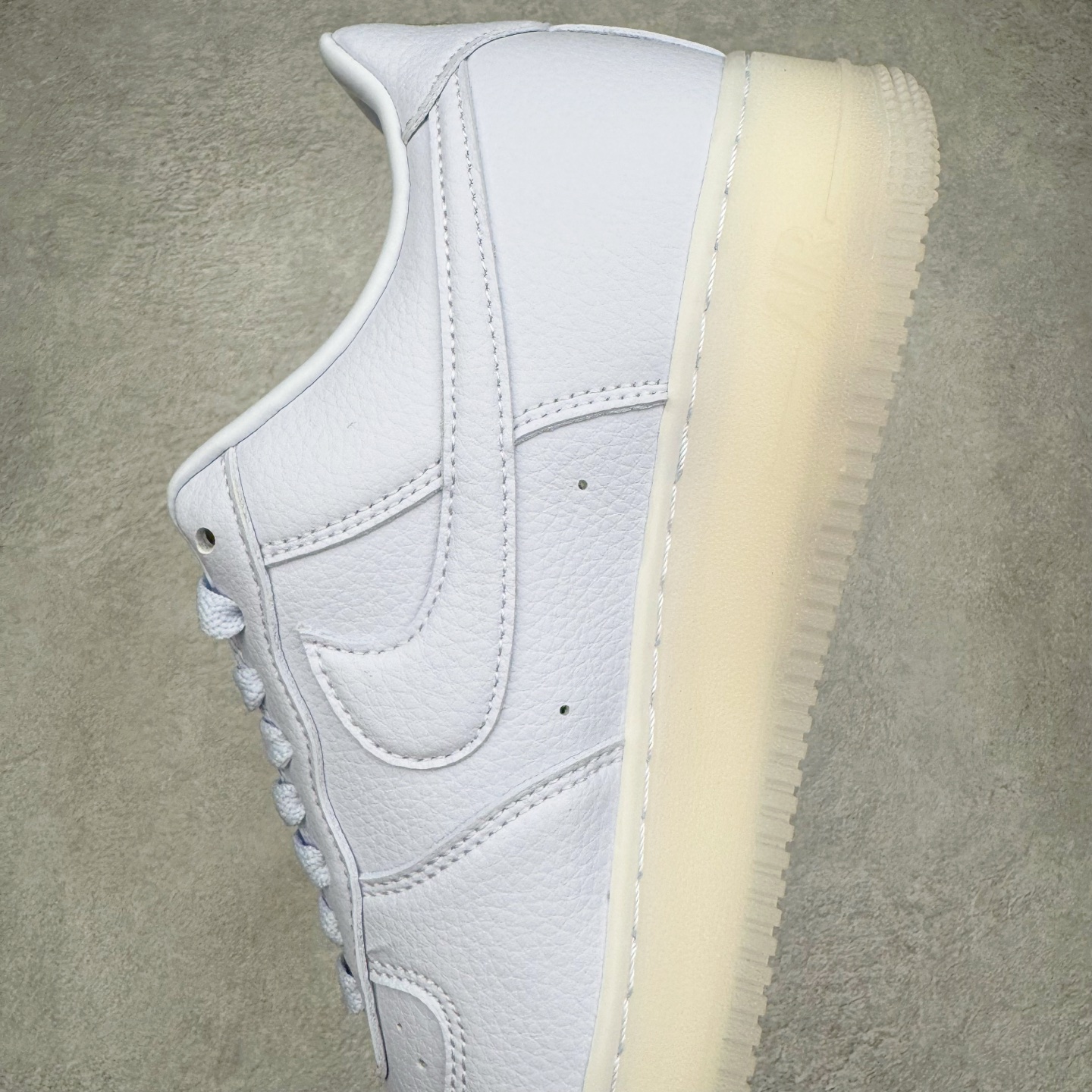 图片[7]-＃G版纯原 NOCTA x NK Air Force 1 Low \’07 空军一号低帮经典板鞋 Drake联名蓝色 CZ8065-500 独家私模大底 头层原厂皮料 原盒原配 不规则波浪大底咬花 全鞋电脑针车 工整有序 视觉效果满分 原厂拉帮手法 标准四线 密度针距针孔大小控制到位 原装反口里网布海绵 正确卡色网眼大小 新版鞋撑改用纸团代替 原厂港宝加持完美还原灵魂版型 原盒原配从里到外百分百还原 原厂全头层原厂皮料 原标原盒 内置Sole气垫 中底白色背胶 中底划线 已经无限的接近公司 原厂楦头 原厂刺绣 后跟弧度修正 独家私模最大开发到47.5 尺码：36 36.5 37.5 38 38.5 39 40 40.5 41 42 42.5 43 44 44.5 45 46 47.5-选品中心