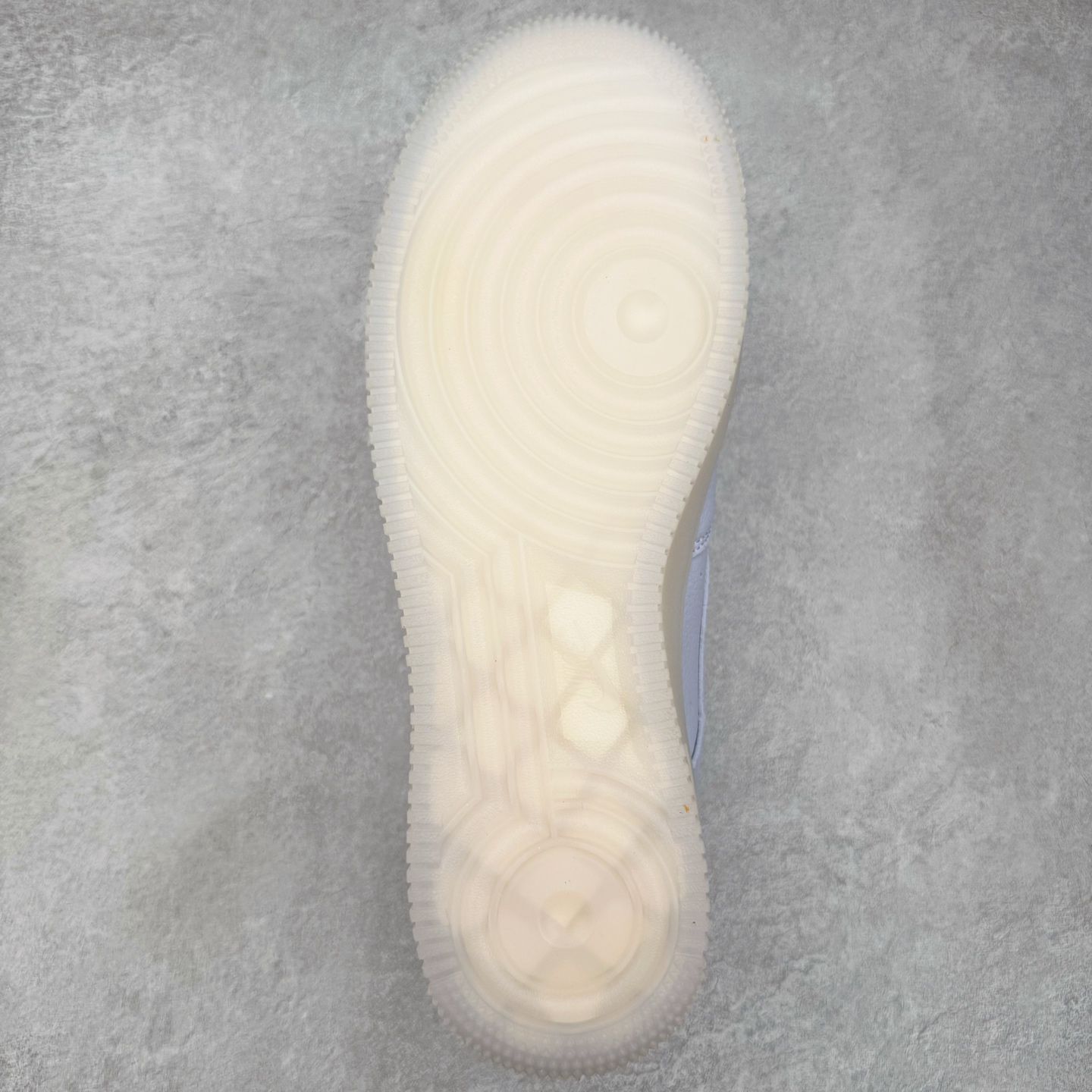 图片[9]-＃G版纯原 NOCTA x NK Air Force 1 Low \’07 空军一号低帮经典板鞋 Drake联名蓝色 CZ8065-500 独家私模大底 头层原厂皮料 原盒原配 不规则波浪大底咬花 全鞋电脑针车 工整有序 视觉效果满分 原厂拉帮手法 标准四线 密度针距针孔大小控制到位 原装反口里网布海绵 正确卡色网眼大小 新版鞋撑改用纸团代替 原厂港宝加持完美还原灵魂版型 原盒原配从里到外百分百还原 原厂全头层原厂皮料 原标原盒 内置Sole气垫 中底白色背胶 中底划线 已经无限的接近公司 原厂楦头 原厂刺绣 后跟弧度修正 独家私模最大开发到47.5 尺码：36 36.5 37.5 38 38.5 39 40 40.5 41 42 42.5 43 44 44.5 45 46 47.5-选品中心