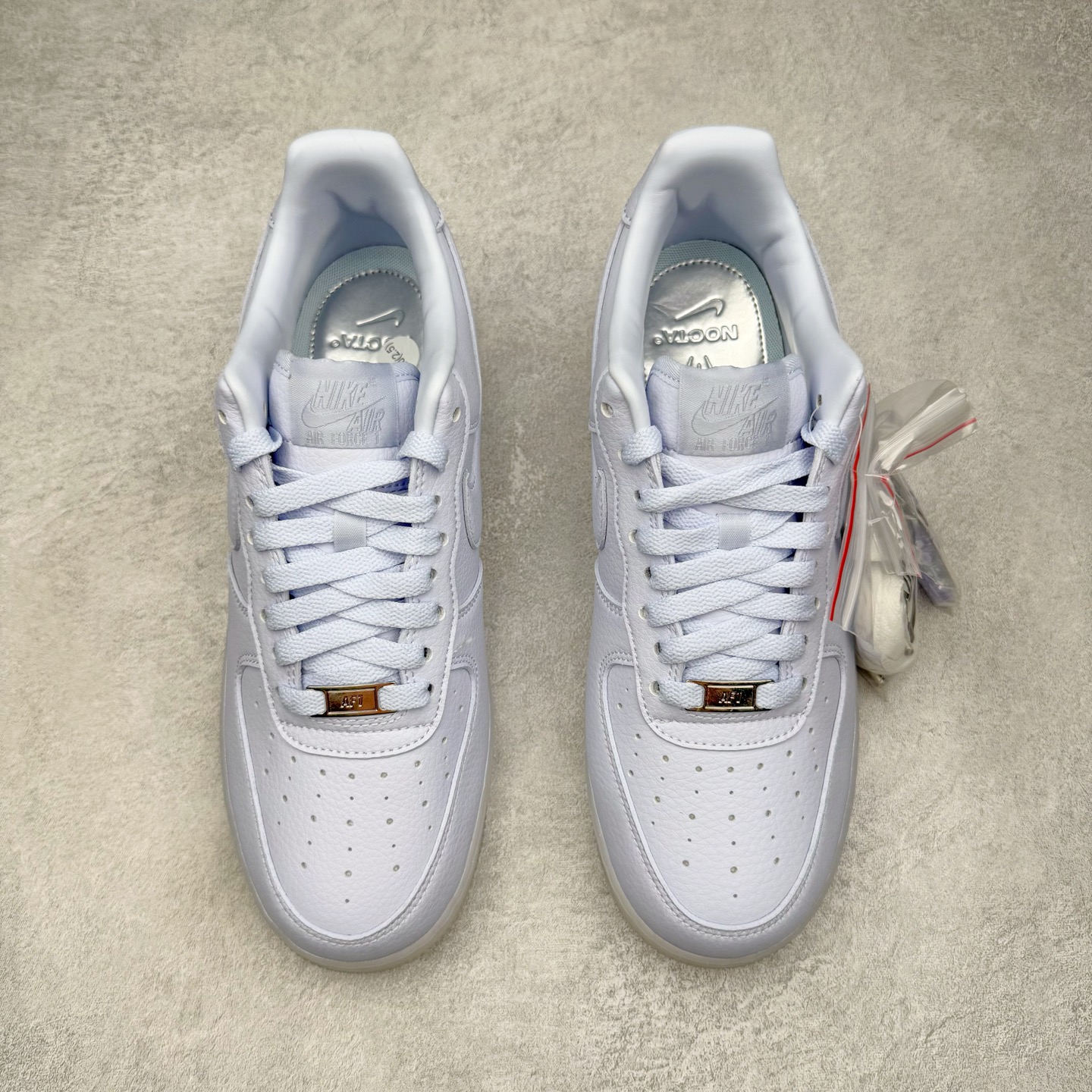 图片[2]-＃G版纯原 NOCTA x NK Air Force 1 Low \’07 空军一号低帮经典板鞋 Drake联名蓝色 CZ8065-500 独家私模大底 头层原厂皮料 原盒原配 不规则波浪大底咬花 全鞋电脑针车 工整有序 视觉效果满分 原厂拉帮手法 标准四线 密度针距针孔大小控制到位 原装反口里网布海绵 正确卡色网眼大小 新版鞋撑改用纸团代替 原厂港宝加持完美还原灵魂版型 原盒原配从里到外百分百还原 原厂全头层原厂皮料 原标原盒 内置Sole气垫 中底白色背胶 中底划线 已经无限的接近公司 原厂楦头 原厂刺绣 后跟弧度修正 独家私模最大开发到47.5 尺码：36 36.5 37.5 38 38.5 39 40 40.5 41 42 42.5 43 44 44.5 45 46 47.5-选品中心