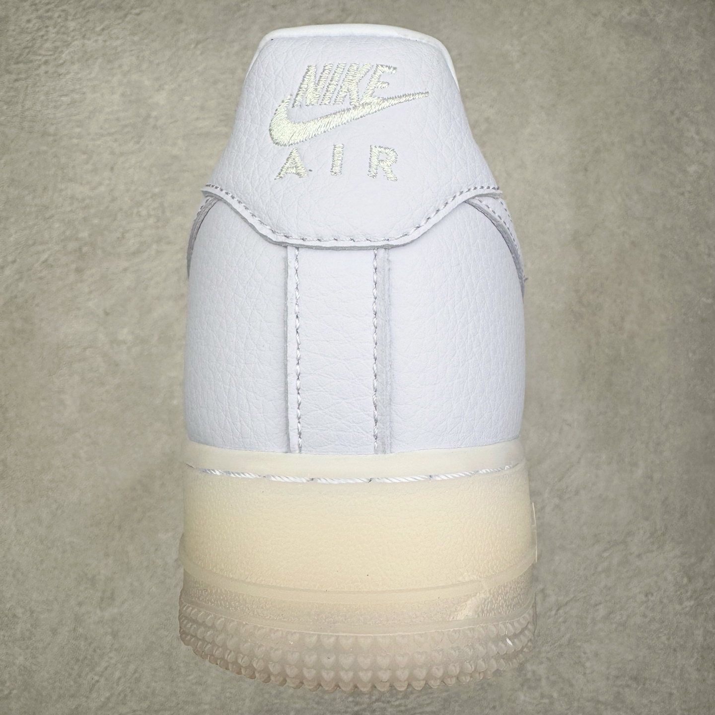 图片[8]-＃G版纯原 NOCTA x NK Air Force 1 Low \’07 空军一号低帮经典板鞋 Drake联名蓝色 CZ8065-500 独家私模大底 头层原厂皮料 原盒原配 不规则波浪大底咬花 全鞋电脑针车 工整有序 视觉效果满分 原厂拉帮手法 标准四线 密度针距针孔大小控制到位 原装反口里网布海绵 正确卡色网眼大小 新版鞋撑改用纸团代替 原厂港宝加持完美还原灵魂版型 原盒原配从里到外百分百还原 原厂全头层原厂皮料 原标原盒 内置Sole气垫 中底白色背胶 中底划线 已经无限的接近公司 原厂楦头 原厂刺绣 后跟弧度修正 独家私模最大开发到47.5 尺码：36 36.5 37.5 38 38.5 39 40 40.5 41 42 42.5 43 44 44.5 45 46 47.5-选品中心