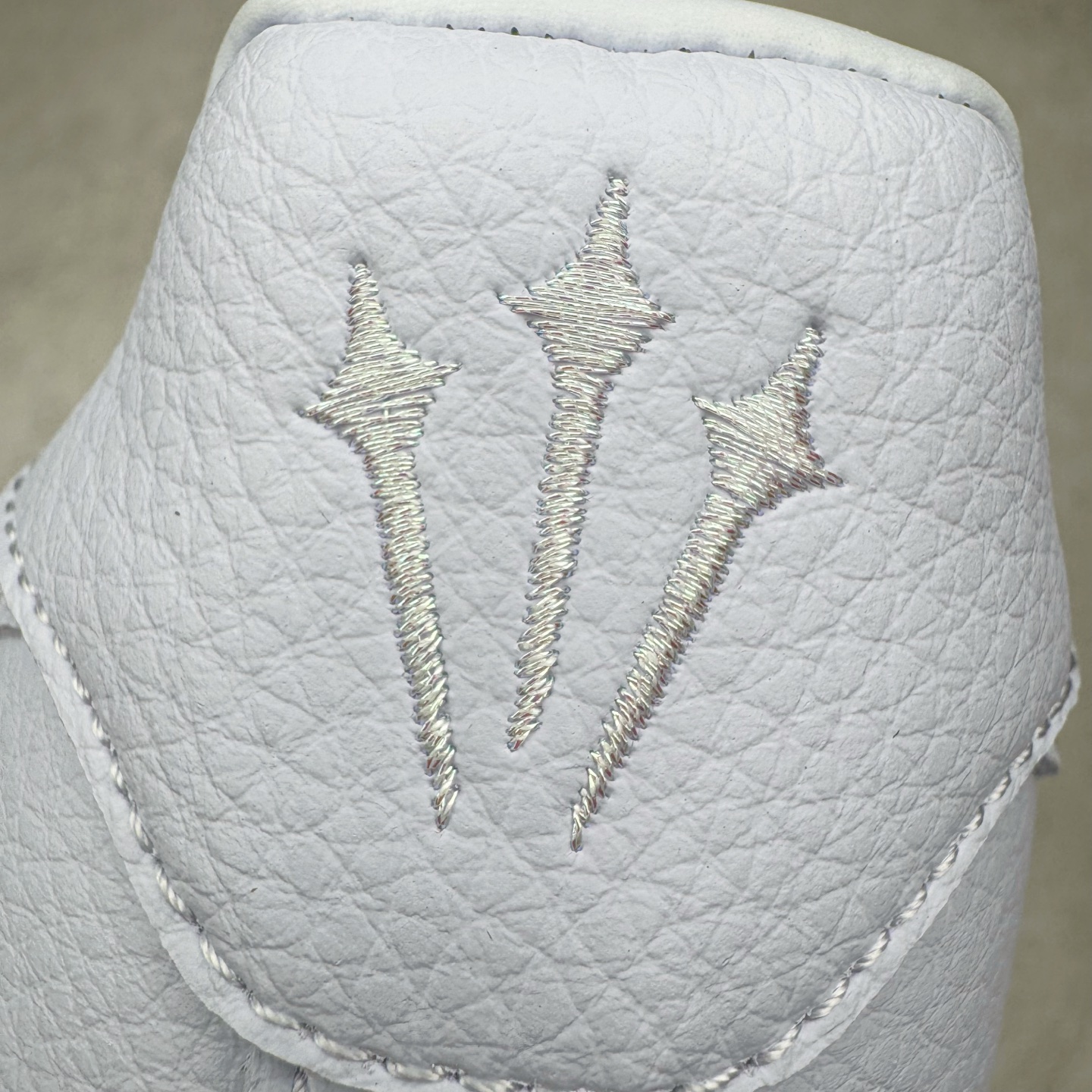 图片[20]-＃G版纯原 NOCTA x NK Air Force 1 Low \’07 空军一号低帮经典板鞋 Drake联名蓝色 CZ8065-500 独家私模大底 头层原厂皮料 原盒原配 不规则波浪大底咬花 全鞋电脑针车 工整有序 视觉效果满分 原厂拉帮手法 标准四线 密度针距针孔大小控制到位 原装反口里网布海绵 正确卡色网眼大小 新版鞋撑改用纸团代替 原厂港宝加持完美还原灵魂版型 原盒原配从里到外百分百还原 原厂全头层原厂皮料 原标原盒 内置Sole气垫 中底白色背胶 中底划线 已经无限的接近公司 原厂楦头 原厂刺绣 后跟弧度修正 独家私模最大开发到47.5 尺码：36 36.5 37.5 38 38.5 39 40 40.5 41 42 42.5 43 44 44.5 45 46 47.5-选品中心