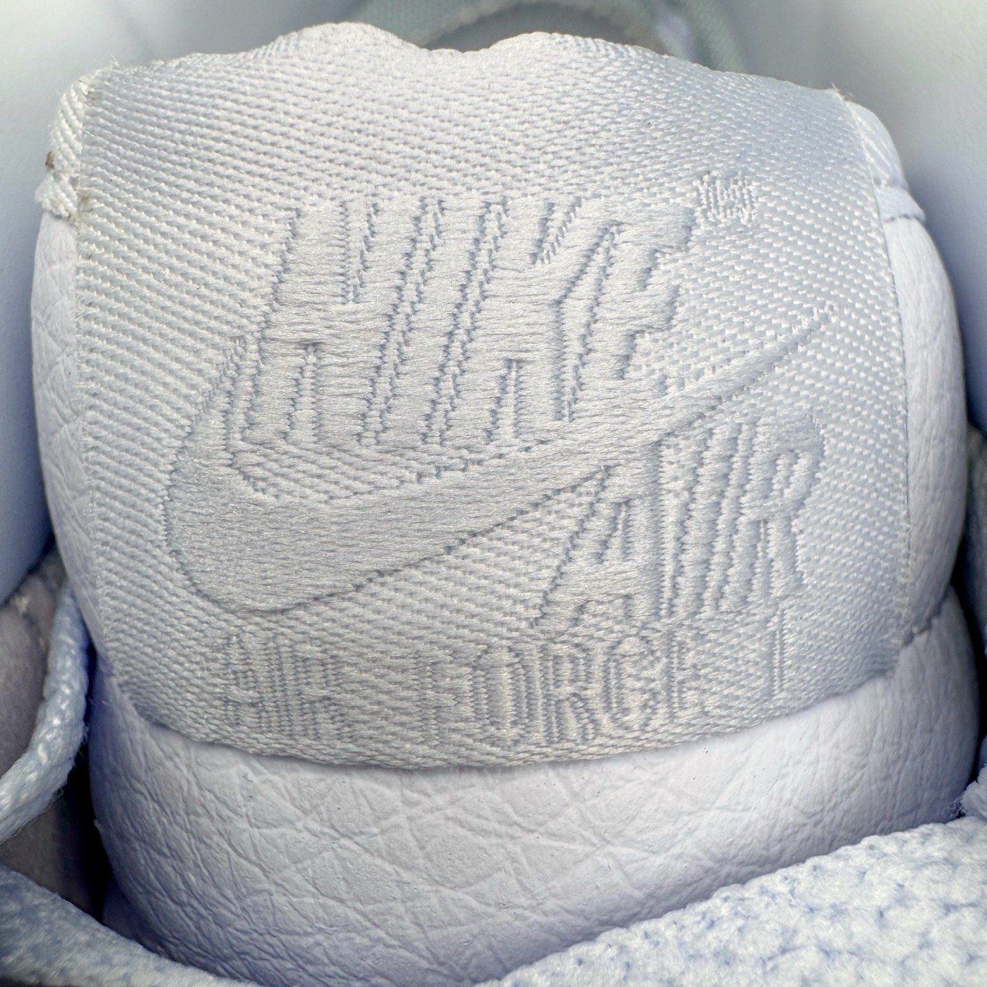 图片[14]-＃G版纯原 NOCTA x NK Air Force 1 Low \’07 空军一号低帮经典板鞋 Drake联名蓝色 CZ8065-500 独家私模大底 头层原厂皮料 原盒原配 不规则波浪大底咬花 全鞋电脑针车 工整有序 视觉效果满分 原厂拉帮手法 标准四线 密度针距针孔大小控制到位 原装反口里网布海绵 正确卡色网眼大小 新版鞋撑改用纸团代替 原厂港宝加持完美还原灵魂版型 原盒原配从里到外百分百还原 原厂全头层原厂皮料 原标原盒 内置Sole气垫 中底白色背胶 中底划线 已经无限的接近公司 原厂楦头 原厂刺绣 后跟弧度修正 独家私模最大开发到47.5 尺码：36 36.5 37.5 38 38.5 39 40 40.5 41 42 42.5 43 44 44.5 45 46 47.5-选品中心