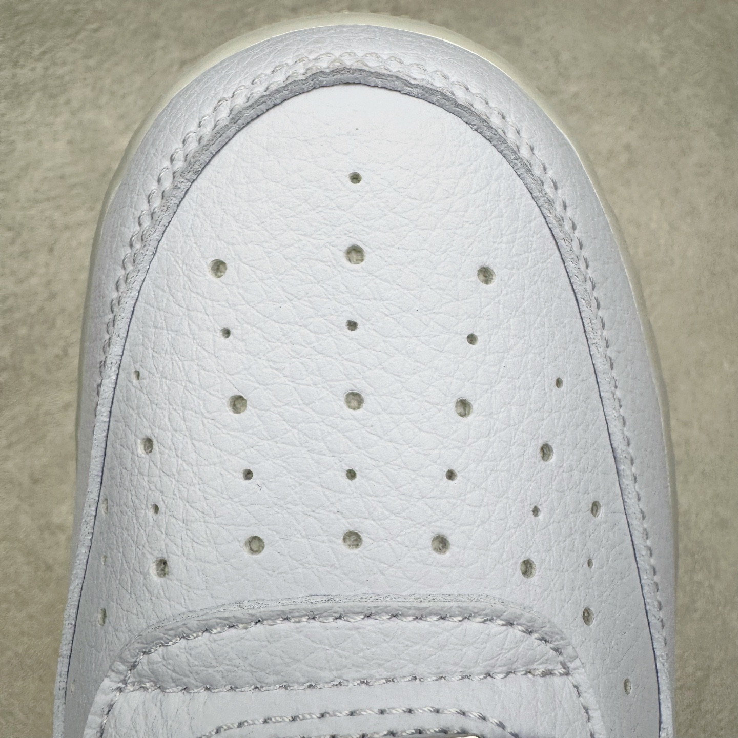 图片[10]-＃G版纯原 NOCTA x NK Air Force 1 Low \’07 空军一号低帮经典板鞋 Drake联名蓝色 CZ8065-500 独家私模大底 头层原厂皮料 原盒原配 不规则波浪大底咬花 全鞋电脑针车 工整有序 视觉效果满分 原厂拉帮手法 标准四线 密度针距针孔大小控制到位 原装反口里网布海绵 正确卡色网眼大小 新版鞋撑改用纸团代替 原厂港宝加持完美还原灵魂版型 原盒原配从里到外百分百还原 原厂全头层原厂皮料 原标原盒 内置Sole气垫 中底白色背胶 中底划线 已经无限的接近公司 原厂楦头 原厂刺绣 后跟弧度修正 独家私模最大开发到47.5 尺码：36 36.5 37.5 38 38.5 39 40 40.5 41 42 42.5 43 44 44.5 45 46 47.5-选品中心