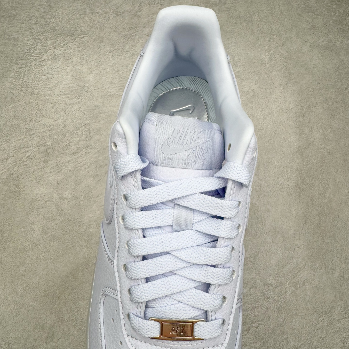 图片[5]-＃G版纯原 NOCTA x NK Air Force 1 Low \’07 空军一号低帮经典板鞋 Drake联名蓝色 CZ8065-500 独家私模大底 头层原厂皮料 原盒原配 不规则波浪大底咬花 全鞋电脑针车 工整有序 视觉效果满分 原厂拉帮手法 标准四线 密度针距针孔大小控制到位 原装反口里网布海绵 正确卡色网眼大小 新版鞋撑改用纸团代替 原厂港宝加持完美还原灵魂版型 原盒原配从里到外百分百还原 原厂全头层原厂皮料 原标原盒 内置Sole气垫 中底白色背胶 中底划线 已经无限的接近公司 原厂楦头 原厂刺绣 后跟弧度修正 独家私模最大开发到47.5 尺码：36 36.5 37.5 38 38.5 39 40 40.5 41 42 42.5 43 44 44.5 45 46 47.5-选品中心