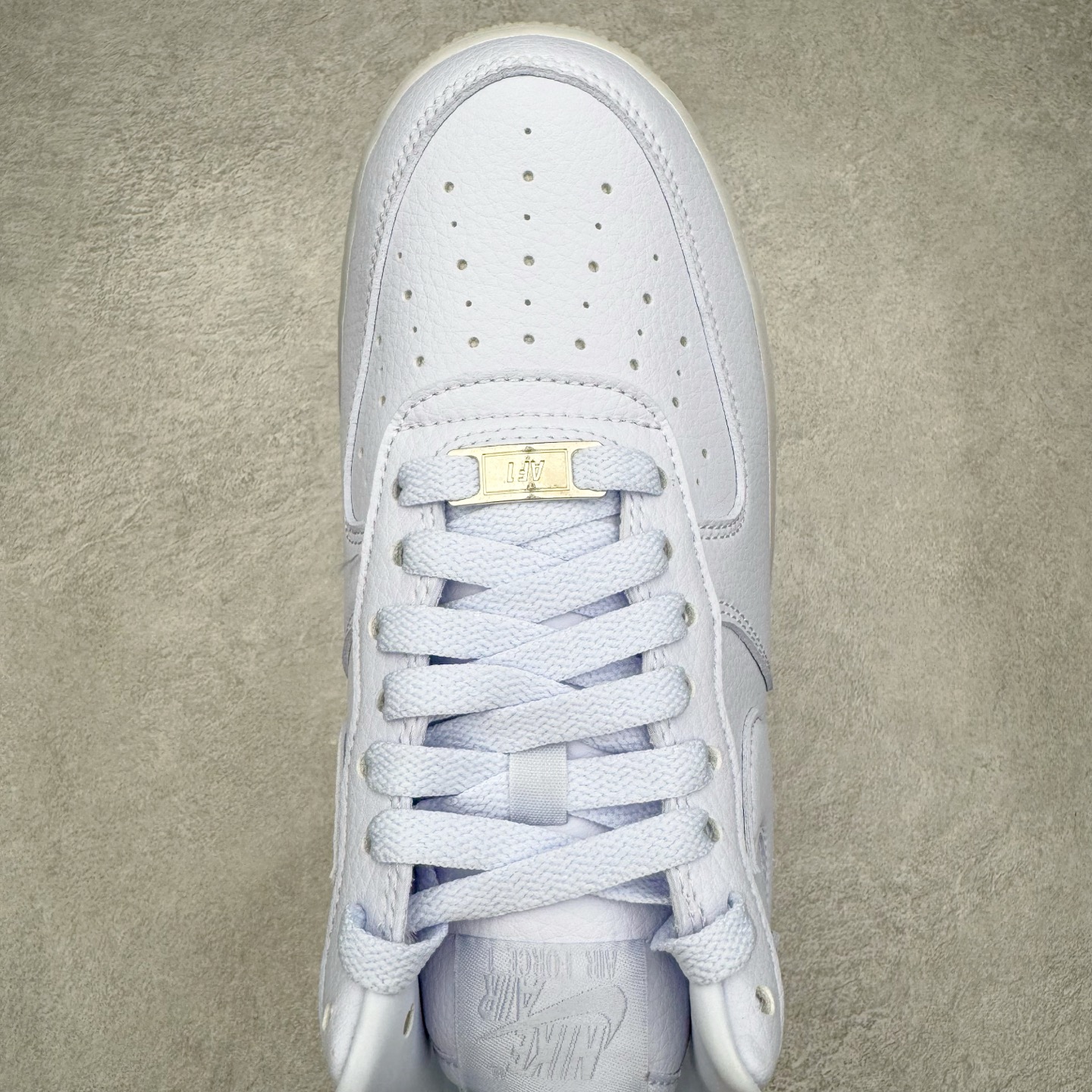 图片[4]-＃G版纯原 NOCTA x NK Air Force 1 Low \’07 空军一号低帮经典板鞋 Drake联名蓝色 CZ8065-500 独家私模大底 头层原厂皮料 原盒原配 不规则波浪大底咬花 全鞋电脑针车 工整有序 视觉效果满分 原厂拉帮手法 标准四线 密度针距针孔大小控制到位 原装反口里网布海绵 正确卡色网眼大小 新版鞋撑改用纸团代替 原厂港宝加持完美还原灵魂版型 原盒原配从里到外百分百还原 原厂全头层原厂皮料 原标原盒 内置Sole气垫 中底白色背胶 中底划线 已经无限的接近公司 原厂楦头 原厂刺绣 后跟弧度修正 独家私模最大开发到47.5 尺码：36 36.5 37.5 38 38.5 39 40 40.5 41 42 42.5 43 44 44.5 45 46 47.5-选品中心