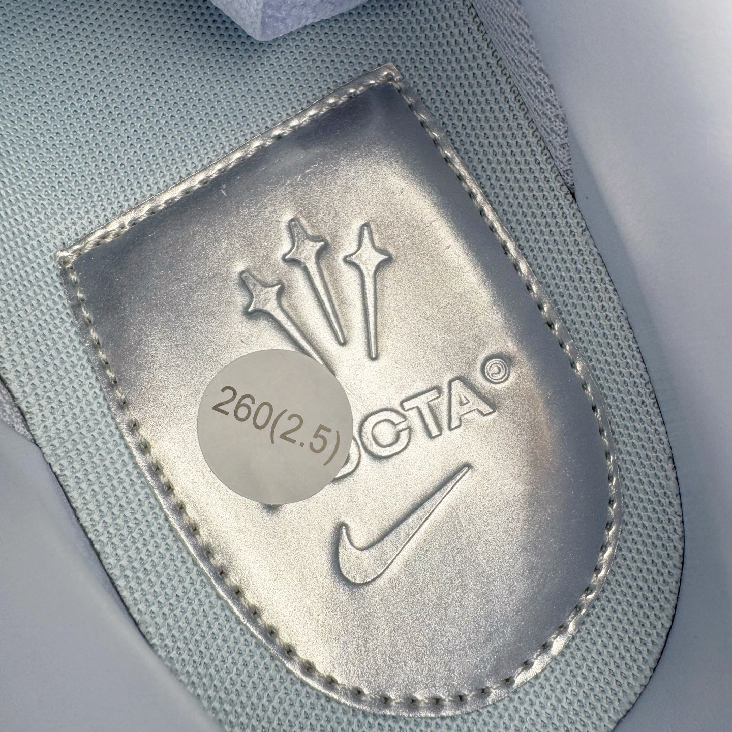 图片[15]-＃G版纯原 NOCTA x NK Air Force 1 Low \’07 空军一号低帮经典板鞋 Drake联名蓝色 CZ8065-500 独家私模大底 头层原厂皮料 原盒原配 不规则波浪大底咬花 全鞋电脑针车 工整有序 视觉效果满分 原厂拉帮手法 标准四线 密度针距针孔大小控制到位 原装反口里网布海绵 正确卡色网眼大小 新版鞋撑改用纸团代替 原厂港宝加持完美还原灵魂版型 原盒原配从里到外百分百还原 原厂全头层原厂皮料 原标原盒 内置Sole气垫 中底白色背胶 中底划线 已经无限的接近公司 原厂楦头 原厂刺绣 后跟弧度修正 独家私模最大开发到47.5 尺码：36 36.5 37.5 38 38.5 39 40 40.5 41 42 42.5 43 44 44.5 45 46 47.5-选品中心