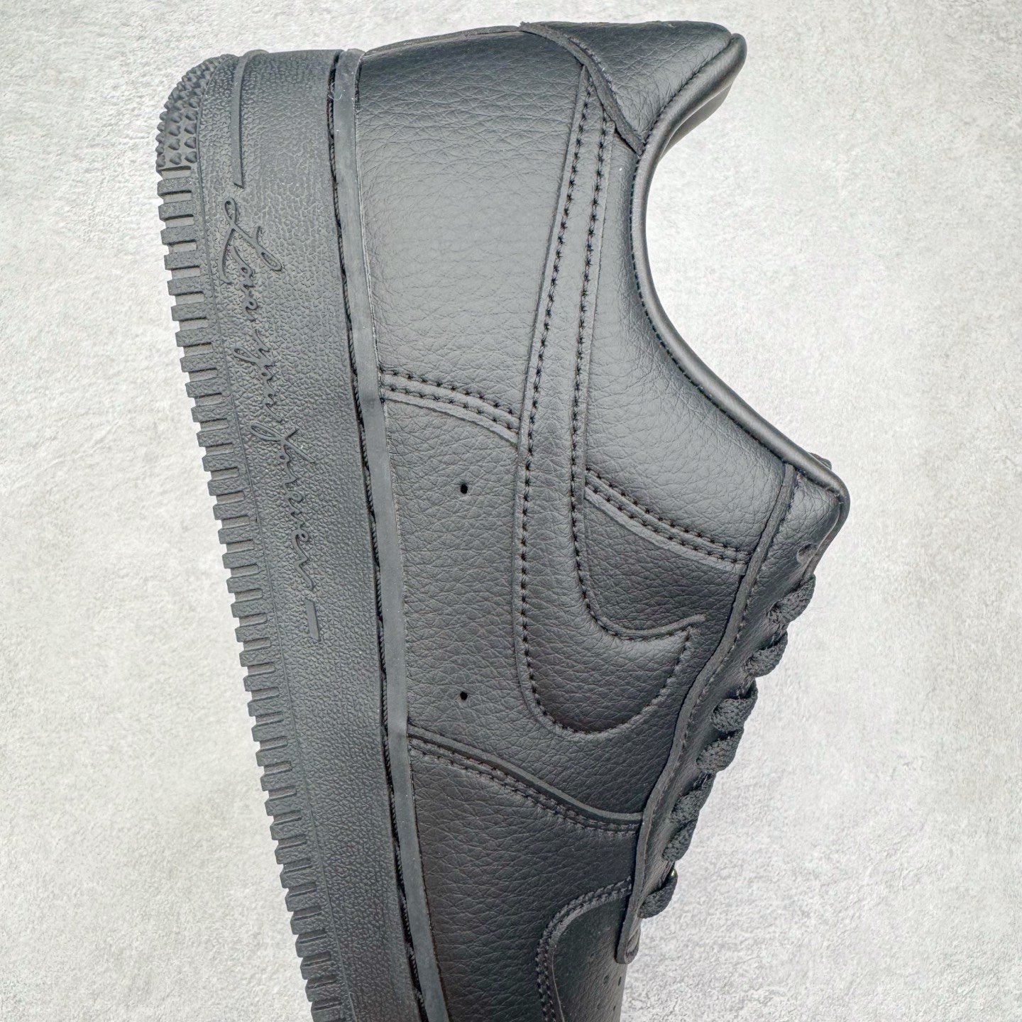 图片[6]-＃G版纯原 NOCTA x NK Air Force 1 Low \’07 空军一号低帮经典板鞋 Drake联名黑色 CZ8065-001 独家私模大底 头层原厂皮料 原盒原配 不规则波浪大底咬花 全鞋电脑针车 工整有序 视觉效果满分 原厂拉帮手法 标准四线 密度针距针孔大小控制到位 原装反口里网布海绵 正确卡色网眼大小 新版鞋撑改用纸团代替 原厂港宝加持完美还原灵魂版型 原盒原配从里到外百分百还原 原厂全头层原厂皮料 原标原盒 内置Sole气垫 中底白色背胶 中底划线 已经无限的接近公司 原厂楦头 原厂刺绣 后跟弧度修正 独家私模最大开发到47.5 尺码：36 36.5 37.5 38 38.5 39 40 40.5 41 42 42.5 43 44 44.5 45 46 47.5-选品中心