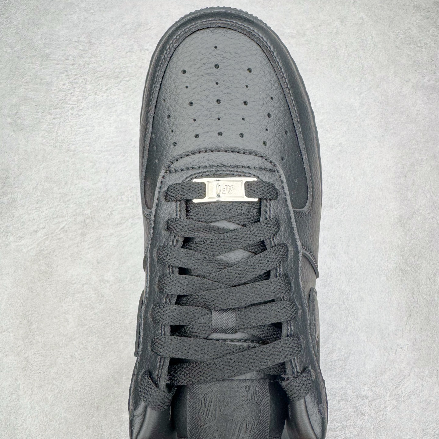 图片[4]-＃G版纯原 NOCTA x NK Air Force 1 Low \’07 空军一号低帮经典板鞋 Drake联名黑色 CZ8065-001 独家私模大底 头层原厂皮料 原盒原配 不规则波浪大底咬花 全鞋电脑针车 工整有序 视觉效果满分 原厂拉帮手法 标准四线 密度针距针孔大小控制到位 原装反口里网布海绵 正确卡色网眼大小 新版鞋撑改用纸团代替 原厂港宝加持完美还原灵魂版型 原盒原配从里到外百分百还原 原厂全头层原厂皮料 原标原盒 内置Sole气垫 中底白色背胶 中底划线 已经无限的接近公司 原厂楦头 原厂刺绣 后跟弧度修正 独家私模最大开发到47.5 尺码：36 36.5 37.5 38 38.5 39 40 40.5 41 42 42.5 43 44 44.5 45 46 47.5-选品中心