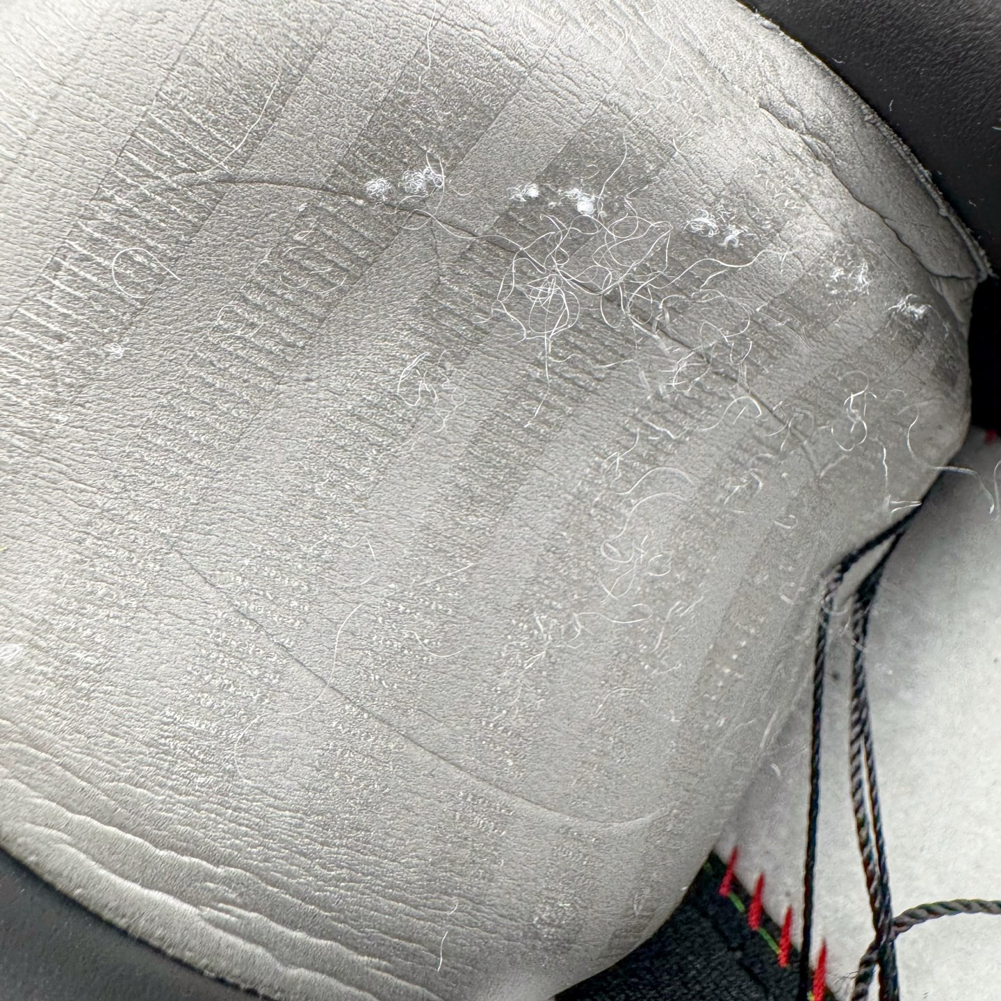 图片[14]-＃G版纯原 NOCTA x NK Air Force 1 Low \’07 空军一号低帮经典板鞋 Drake联名黑色 CZ8065-001 独家私模大底 头层原厂皮料 原盒原配 不规则波浪大底咬花 全鞋电脑针车 工整有序 视觉效果满分 原厂拉帮手法 标准四线 密度针距针孔大小控制到位 原装反口里网布海绵 正确卡色网眼大小 新版鞋撑改用纸团代替 原厂港宝加持完美还原灵魂版型 原盒原配从里到外百分百还原 原厂全头层原厂皮料 原标原盒 内置Sole气垫 中底白色背胶 中底划线 已经无限的接近公司 原厂楦头 原厂刺绣 后跟弧度修正 独家私模最大开发到47.5 尺码：36 36.5 37.5 38 38.5 39 40 40.5 41 42 42.5 43 44 44.5 45 46 47.5-选品中心