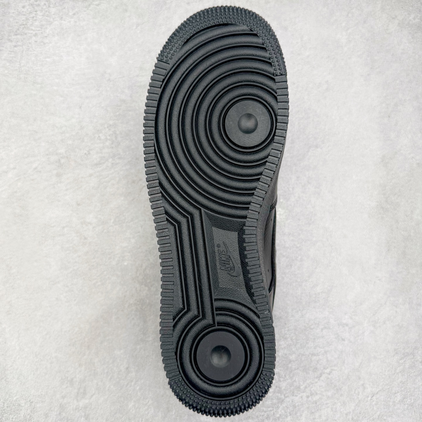 图片[9]-＃G版纯原 NOCTA x NK Air Force 1 Low \’07 空军一号低帮经典板鞋 Drake联名黑色 CZ8065-001 独家私模大底 头层原厂皮料 原盒原配 不规则波浪大底咬花 全鞋电脑针车 工整有序 视觉效果满分 原厂拉帮手法 标准四线 密度针距针孔大小控制到位 原装反口里网布海绵 正确卡色网眼大小 新版鞋撑改用纸团代替 原厂港宝加持完美还原灵魂版型 原盒原配从里到外百分百还原 原厂全头层原厂皮料 原标原盒 内置Sole气垫 中底白色背胶 中底划线 已经无限的接近公司 原厂楦头 原厂刺绣 后跟弧度修正 独家私模最大开发到47.5 尺码：36 36.5 37.5 38 38.5 39 40 40.5 41 42 42.5 43 44 44.5 45 46 47.5-选品中心