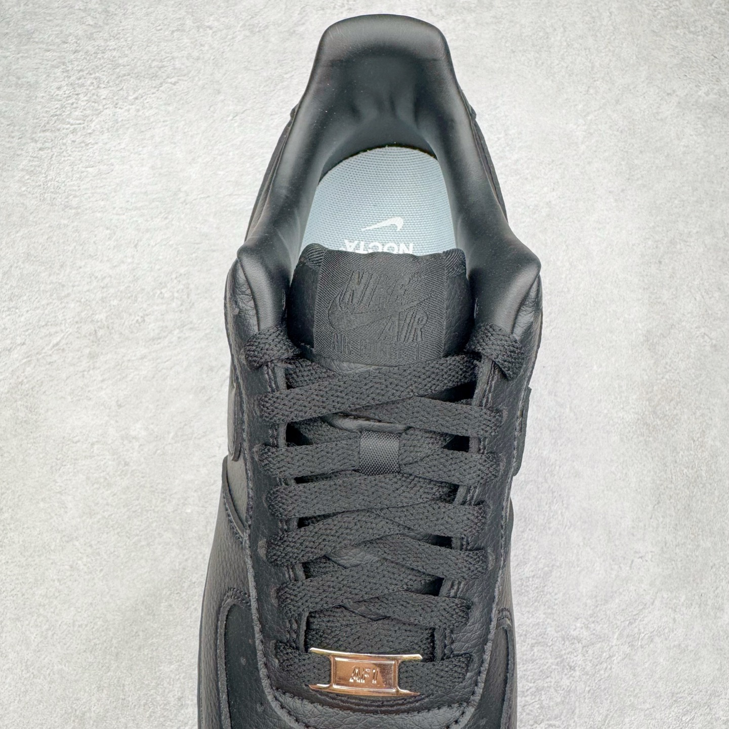 图片[5]-＃G版纯原 NOCTA x NK Air Force 1 Low \’07 空军一号低帮经典板鞋 Drake联名黑色 CZ8065-001 独家私模大底 头层原厂皮料 原盒原配 不规则波浪大底咬花 全鞋电脑针车 工整有序 视觉效果满分 原厂拉帮手法 标准四线 密度针距针孔大小控制到位 原装反口里网布海绵 正确卡色网眼大小 新版鞋撑改用纸团代替 原厂港宝加持完美还原灵魂版型 原盒原配从里到外百分百还原 原厂全头层原厂皮料 原标原盒 内置Sole气垫 中底白色背胶 中底划线 已经无限的接近公司 原厂楦头 原厂刺绣 后跟弧度修正 独家私模最大开发到47.5 尺码：36 36.5 37.5 38 38.5 39 40 40.5 41 42 42.5 43 44 44.5 45 46 47.5-选品中心