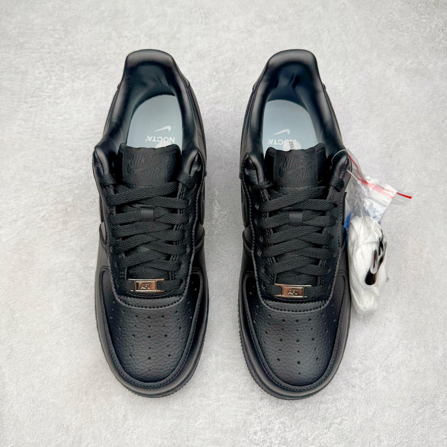 图片[2]-＃G版纯原 NOCTA x NK Air Force 1 Low \’07 空军一号低帮经典板鞋 Drake联名黑色 CZ8065-001 独家私模大底 头层原厂皮料 原盒原配 不规则波浪大底咬花 全鞋电脑针车 工整有序 视觉效果满分 原厂拉帮手法 标准四线 密度针距针孔大小控制到位 原装反口里网布海绵 正确卡色网眼大小 新版鞋撑改用纸团代替 原厂港宝加持完美还原灵魂版型 原盒原配从里到外百分百还原 原厂全头层原厂皮料 原标原盒 内置Sole气垫 中底白色背胶 中底划线 已经无限的接近公司 原厂楦头 原厂刺绣 后跟弧度修正 独家私模最大开发到47.5 尺码：36 36.5 37.5 38 38.5 39 40 40.5 41 42 42.5 43 44 44.5 45 46 47.5-选品中心