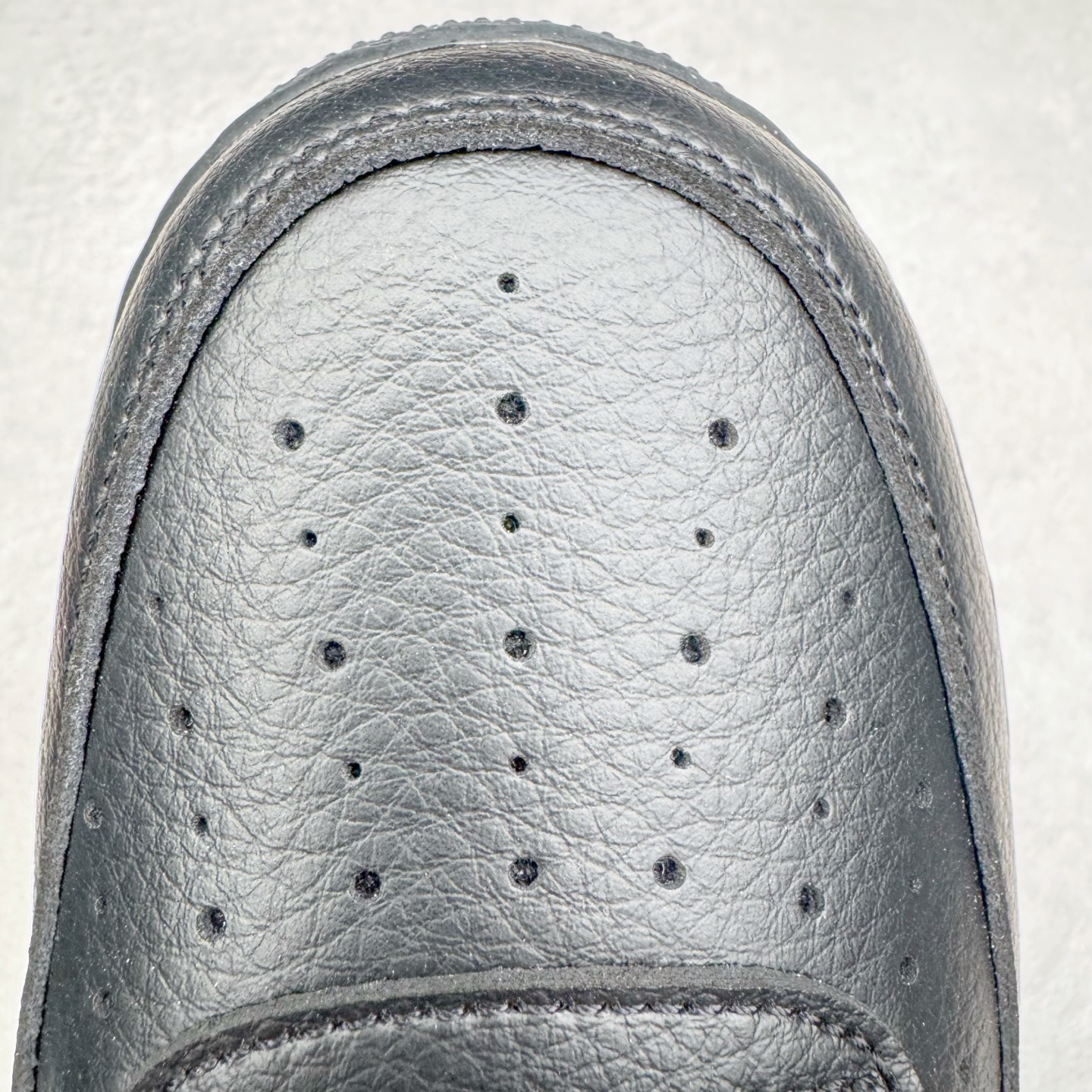 图片[19]-＃G版纯原 NOCTA x NK Air Force 1 Low \’07 空军一号低帮经典板鞋 Drake联名黑色 CZ8065-001 独家私模大底 头层原厂皮料 原盒原配 不规则波浪大底咬花 全鞋电脑针车 工整有序 视觉效果满分 原厂拉帮手法 标准四线 密度针距针孔大小控制到位 原装反口里网布海绵 正确卡色网眼大小 新版鞋撑改用纸团代替 原厂港宝加持完美还原灵魂版型 原盒原配从里到外百分百还原 原厂全头层原厂皮料 原标原盒 内置Sole气垫 中底白色背胶 中底划线 已经无限的接近公司 原厂楦头 原厂刺绣 后跟弧度修正 独家私模最大开发到47.5 尺码：36 36.5 37.5 38 38.5 39 40 40.5 41 42 42.5 43 44 44.5 45 46 47.5-选品中心