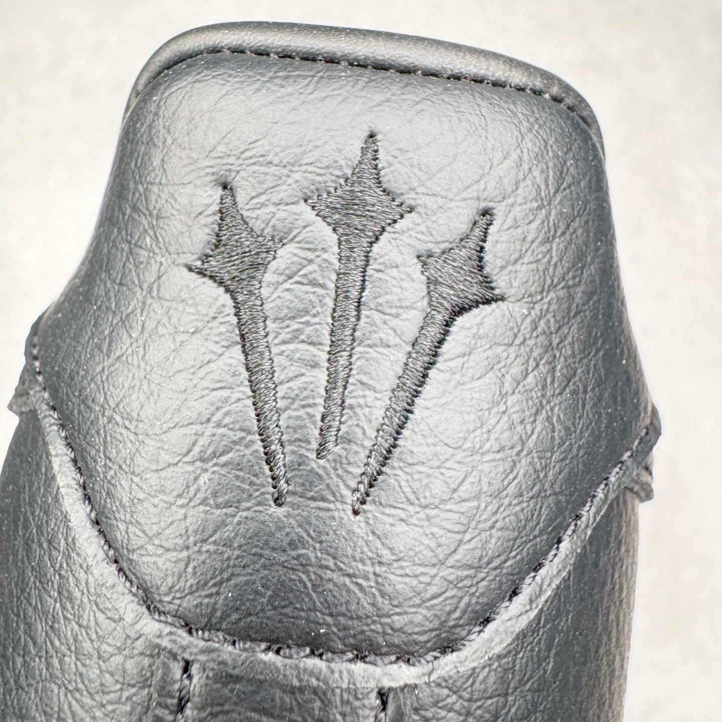 图片[10]-＃G版纯原 NOCTA x NK Air Force 1 Low \’07 空军一号低帮经典板鞋 Drake联名黑色 CZ8065-001 独家私模大底 头层原厂皮料 原盒原配 不规则波浪大底咬花 全鞋电脑针车 工整有序 视觉效果满分 原厂拉帮手法 标准四线 密度针距针孔大小控制到位 原装反口里网布海绵 正确卡色网眼大小 新版鞋撑改用纸团代替 原厂港宝加持完美还原灵魂版型 原盒原配从里到外百分百还原 原厂全头层原厂皮料 原标原盒 内置Sole气垫 中底白色背胶 中底划线 已经无限的接近公司 原厂楦头 原厂刺绣 后跟弧度修正 独家私模最大开发到47.5 尺码：36 36.5 37.5 38 38.5 39 40 40.5 41 42 42.5 43 44 44.5 45 46 47.5-选品中心