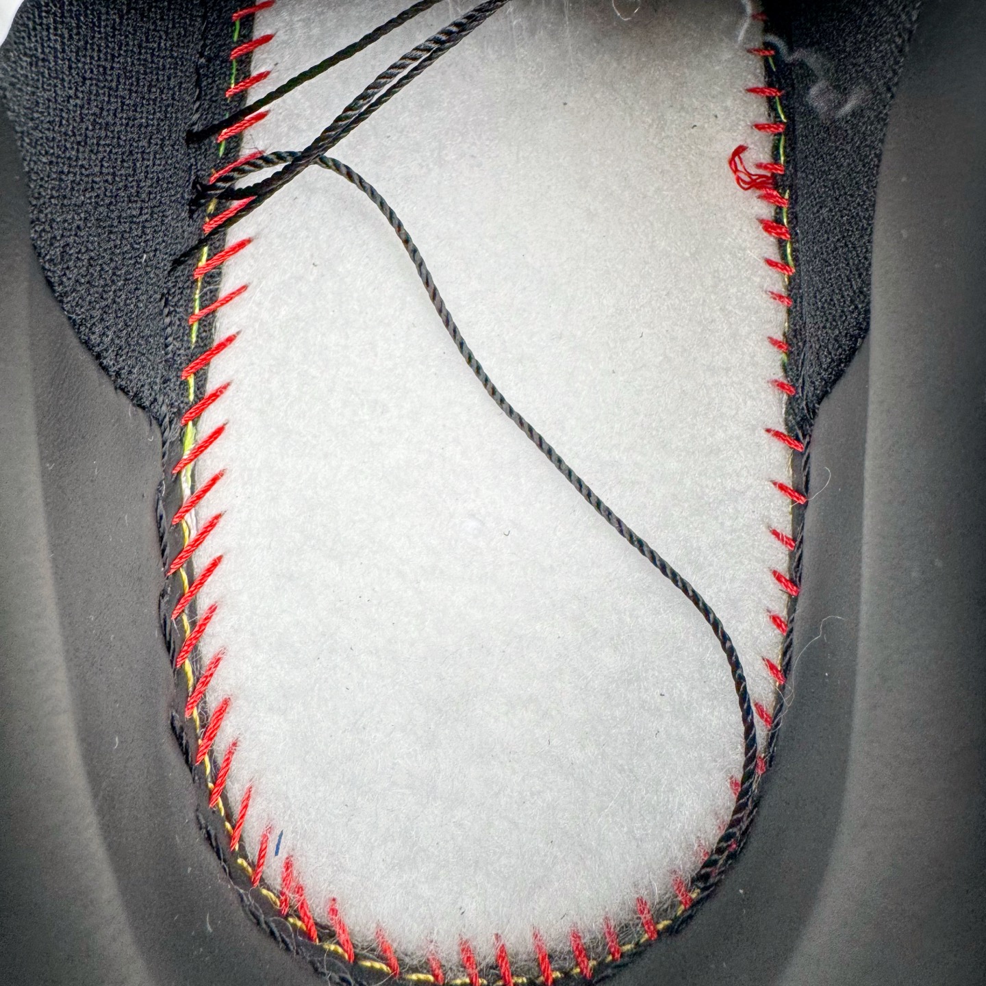 图片[13]-＃G版纯原 NOCTA x NK Air Force 1 Low \’07 空军一号低帮经典板鞋 Drake联名黑色 CZ8065-001 独家私模大底 头层原厂皮料 原盒原配 不规则波浪大底咬花 全鞋电脑针车 工整有序 视觉效果满分 原厂拉帮手法 标准四线 密度针距针孔大小控制到位 原装反口里网布海绵 正确卡色网眼大小 新版鞋撑改用纸团代替 原厂港宝加持完美还原灵魂版型 原盒原配从里到外百分百还原 原厂全头层原厂皮料 原标原盒 内置Sole气垫 中底白色背胶 中底划线 已经无限的接近公司 原厂楦头 原厂刺绣 后跟弧度修正 独家私模最大开发到47.5 尺码：36 36.5 37.5 38 38.5 39 40 40.5 41 42 42.5 43 44 44.5 45 46 47.5-选品中心