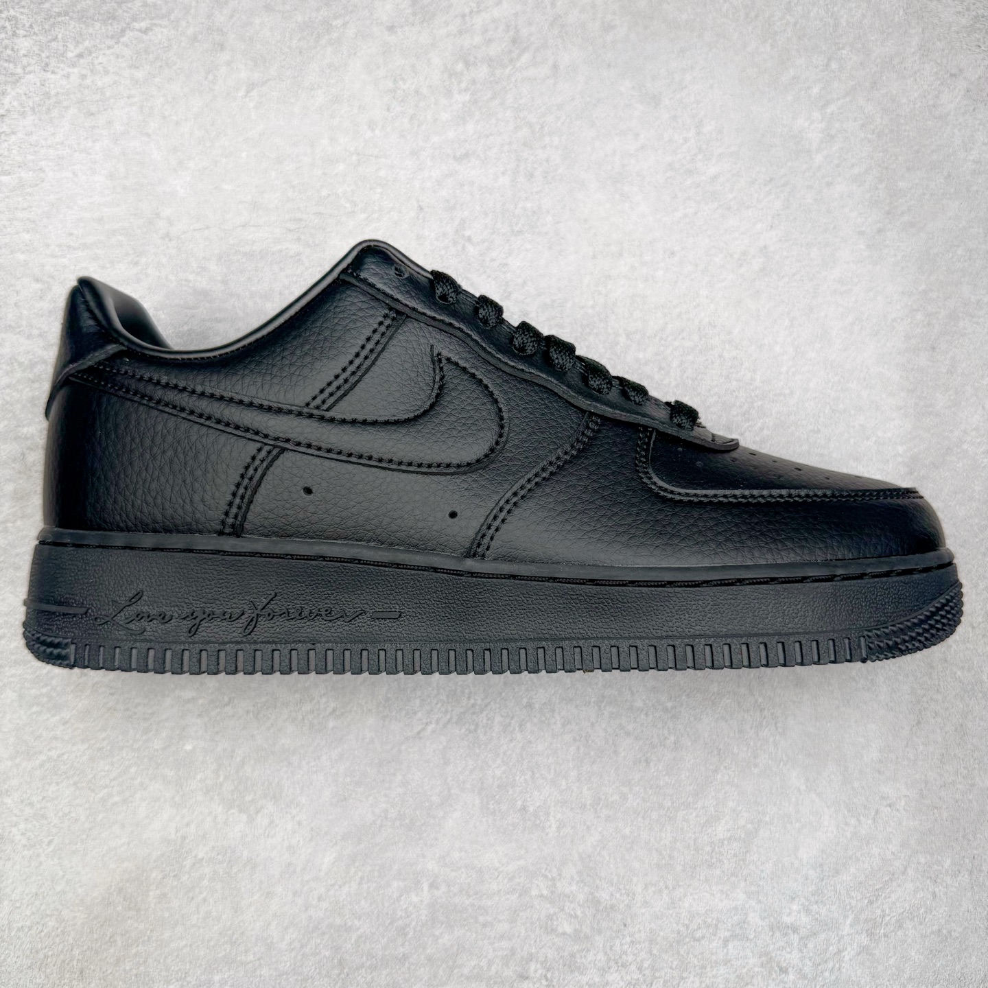 ＃G版纯原 NOCTA x NK Air Force 1 Low \'07 空军一号低帮经典板鞋 Drake联名黑色 CZ8065-001 独家私模大底 头层原厂皮料 原盒原配 不规则波浪大底咬花 全鞋电脑针车 工整有序 视觉效果满分 原厂拉帮手法 标准四线 密度针距针孔大小控制到位 原装反口里网布海绵 正确卡色网眼大小 新版鞋撑改用纸团代替 原厂港宝加持完美还原灵魂版型 原盒原配从里到外百分百还原 原厂全头层原厂皮料 原标原盒 内置Sole气垫 中底白色背胶 中底划线 已经无限的接近公司 原厂楦头 原厂刺绣 后跟弧度修正 独家私模最大开发到47.5 尺码：36 36.5 37.5 38 38.5 39 40 40.5 41 42 42.5 43 44 44.5 45 46 47.5-选品中心