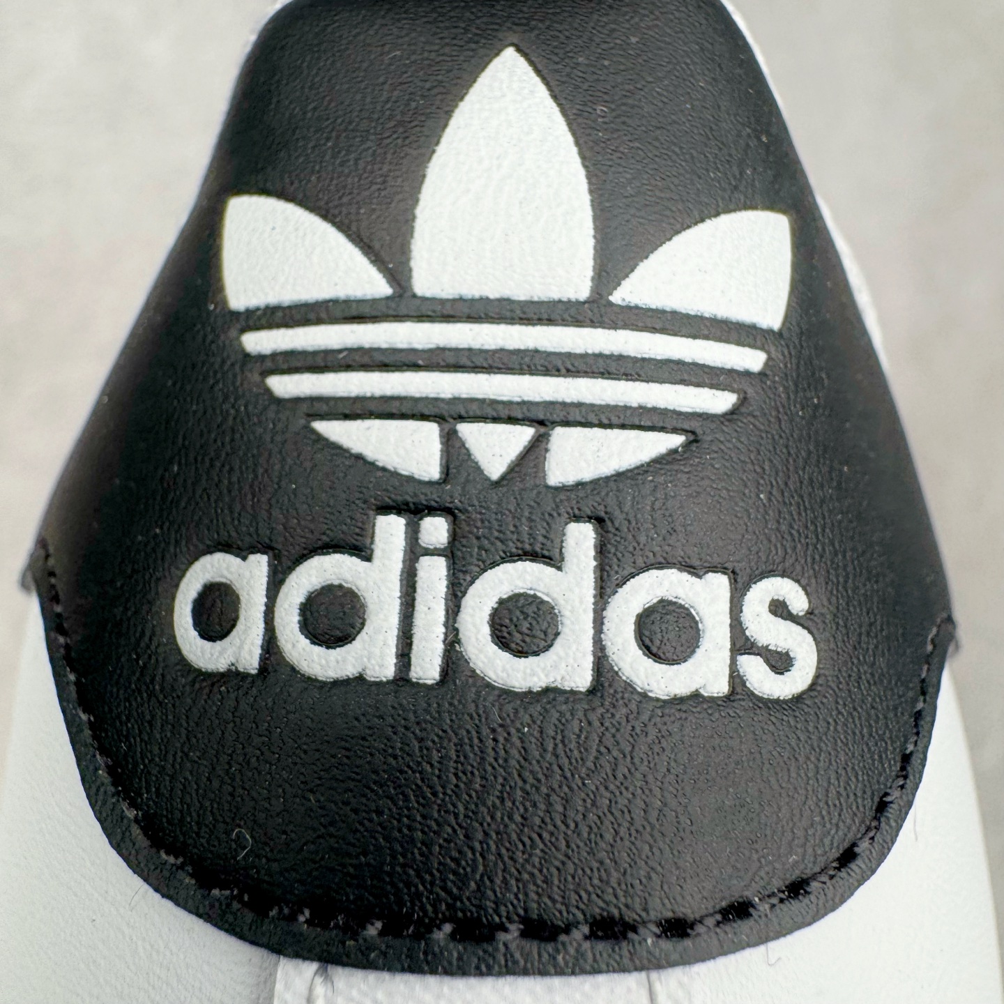 图片[18]-＃G版纯原 AD Originals Superstar 经典贝壳头休闲板鞋 EG4958 市面最完美的贝壳头版型 2024全新细节 注意区分旧版 随意对比市面 知名大厂出品 工厂个位数利润的单价 百分百全新货品 零氧化发霉 给足利润空间操作 独家控货 平台正单 全套原纸板楦头开发 每道工序同步公司流程 确保原汁原味 完美呈现原鞋版型 原厂高频磨具加持 精准内部资源对接 Logo字体百分百还原 全鞋电脑针车 Logo针车间距针数原版一致 皮料切割冲裁零瑕疵 原鞋一致含胶量超耐磨大底 大几率过验 不对比市面只对比原鞋 只服务最高端市场 诞生于1969年 是第一双将全皮面鞋 身与橡胶鞋头结合在一起的低帮篮球鞋 Superstar最开始 是作为高帮篮球鞋Pro Model的低帮版本而出现的 但因为其独特和醒目的橡胶鞋头造型而让大家熟知 被大家形象地称为\\\”shelltoe\\\”贝壳头 在70年代的美国职业篮球场上 接近3/4的NBA球员都将这双Superstar作为场上用鞋 80年代之后 经过不断的改良和发展 Superstar逐渐成为横跨时装、音乐、街头文化、休闲和运动等各大领域的时尚潮鞋 尺码：36 36.5 37 38 38.5 39 40 40.5 41 42 42.5 43 44 44.5 45 46-选品中心