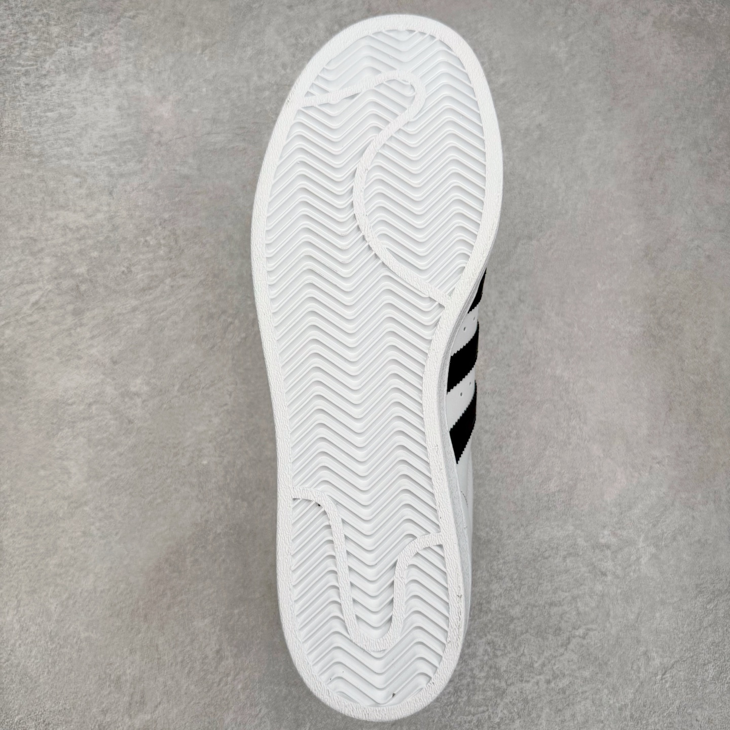 图片[9]-＃G版纯原 AD Originals Superstar 经典贝壳头休闲板鞋 EG4958 市面最完美的贝壳头版型 2024全新细节 注意区分旧版 随意对比市面 知名大厂出品 工厂个位数利润的单价 百分百全新货品 零氧化发霉 给足利润空间操作 独家控货 平台正单 全套原纸板楦头开发 每道工序同步公司流程 确保原汁原味 完美呈现原鞋版型 原厂高频磨具加持 精准内部资源对接 Logo字体百分百还原 全鞋电脑针车 Logo针车间距针数原版一致 皮料切割冲裁零瑕疵 原鞋一致含胶量超耐磨大底 大几率过验 不对比市面只对比原鞋 只服务最高端市场 诞生于1969年 是第一双将全皮面鞋 身与橡胶鞋头结合在一起的低帮篮球鞋 Superstar最开始 是作为高帮篮球鞋Pro Model的低帮版本而出现的 但因为其独特和醒目的橡胶鞋头造型而让大家熟知 被大家形象地称为\\\”shelltoe\\\”贝壳头 在70年代的美国职业篮球场上 接近3/4的NBA球员都将这双Superstar作为场上用鞋 80年代之后 经过不断的改良和发展 Superstar逐渐成为横跨时装、音乐、街头文化、休闲和运动等各大领域的时尚潮鞋 尺码：36 36.5 37 38 38.5 39 40 40.5 41 42 42.5 43 44 44.5 45 46-选品中心