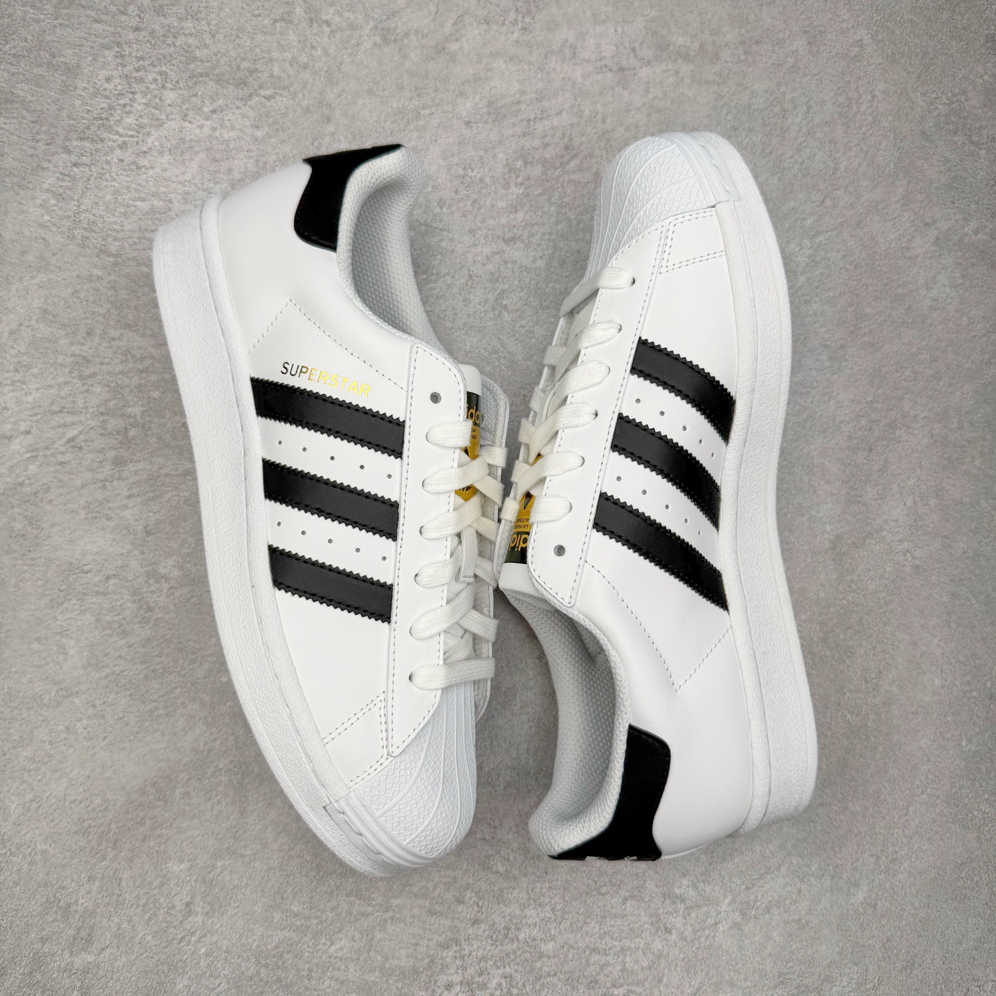 图片[3]-＃G版纯原 AD Originals Superstar 经典贝壳头休闲板鞋 EG4958 市面最完美的贝壳头版型 2024全新细节 注意区分旧版 随意对比市面 知名大厂出品 工厂个位数利润的单价 百分百全新货品 零氧化发霉 给足利润空间操作 独家控货 平台正单 全套原纸板楦头开发 每道工序同步公司流程 确保原汁原味 完美呈现原鞋版型 原厂高频磨具加持 精准内部资源对接 Logo字体百分百还原 全鞋电脑针车 Logo针车间距针数原版一致 皮料切割冲裁零瑕疵 原鞋一致含胶量超耐磨大底 大几率过验 不对比市面只对比原鞋 只服务最高端市场 诞生于1969年 是第一双将全皮面鞋 身与橡胶鞋头结合在一起的低帮篮球鞋 Superstar最开始 是作为高帮篮球鞋Pro Model的低帮版本而出现的 但因为其独特和醒目的橡胶鞋头造型而让大家熟知 被大家形象地称为\\\”shelltoe\\\”贝壳头 在70年代的美国职业篮球场上 接近3/4的NBA球员都将这双Superstar作为场上用鞋 80年代之后 经过不断的改良和发展 Superstar逐渐成为横跨时装、音乐、街头文化、休闲和运动等各大领域的时尚潮鞋 尺码：36 36.5 37 38 38.5 39 40 40.5 41 42 42.5 43 44 44.5 45 46-选品中心