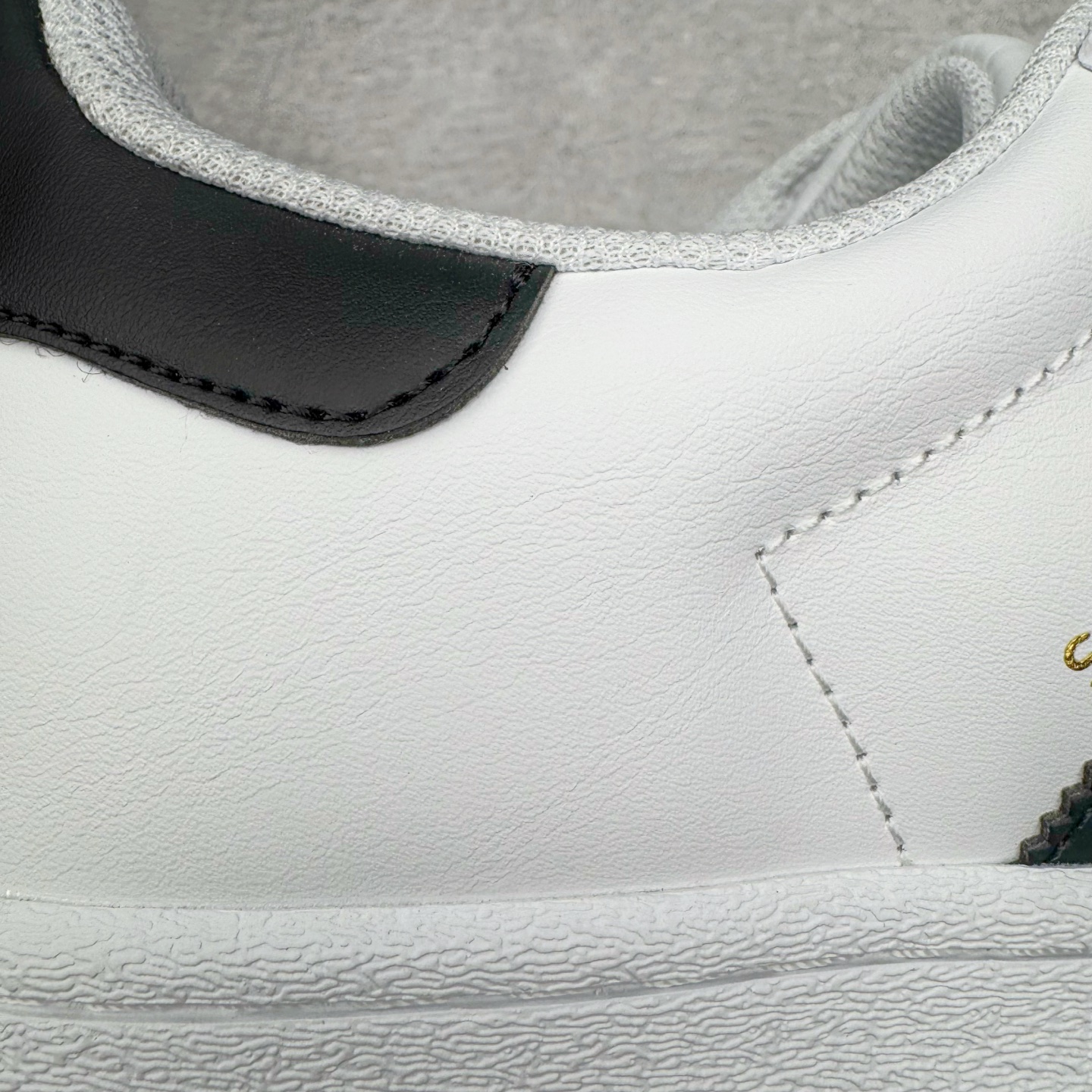 图片[14]-＃G版纯原 AD Originals Superstar 经典贝壳头休闲板鞋 EG4958 市面最完美的贝壳头版型 2024全新细节 注意区分旧版 随意对比市面 知名大厂出品 工厂个位数利润的单价 百分百全新货品 零氧化发霉 给足利润空间操作 独家控货 平台正单 全套原纸板楦头开发 每道工序同步公司流程 确保原汁原味 完美呈现原鞋版型 原厂高频磨具加持 精准内部资源对接 Logo字体百分百还原 全鞋电脑针车 Logo针车间距针数原版一致 皮料切割冲裁零瑕疵 原鞋一致含胶量超耐磨大底 大几率过验 不对比市面只对比原鞋 只服务最高端市场 诞生于1969年 是第一双将全皮面鞋 身与橡胶鞋头结合在一起的低帮篮球鞋 Superstar最开始 是作为高帮篮球鞋Pro Model的低帮版本而出现的 但因为其独特和醒目的橡胶鞋头造型而让大家熟知 被大家形象地称为\\\”shelltoe\\\”贝壳头 在70年代的美国职业篮球场上 接近3/4的NBA球员都将这双Superstar作为场上用鞋 80年代之后 经过不断的改良和发展 Superstar逐渐成为横跨时装、音乐、街头文化、休闲和运动等各大领域的时尚潮鞋 尺码：36 36.5 37 38 38.5 39 40 40.5 41 42 42.5 43 44 44.5 45 46-选品中心