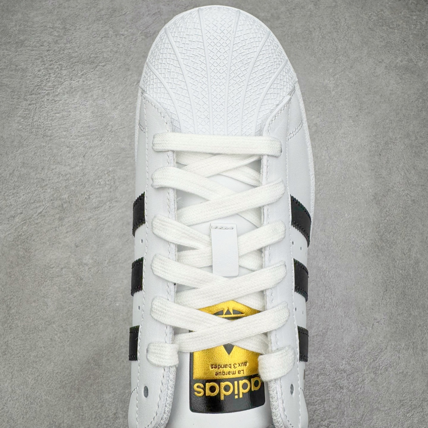 图片[4]-＃G版纯原 AD Originals Superstar 经典贝壳头休闲板鞋 EG4958 市面最完美的贝壳头版型 2024全新细节 注意区分旧版 随意对比市面 知名大厂出品 工厂个位数利润的单价 百分百全新货品 零氧化发霉 给足利润空间操作 独家控货 平台正单 全套原纸板楦头开发 每道工序同步公司流程 确保原汁原味 完美呈现原鞋版型 原厂高频磨具加持 精准内部资源对接 Logo字体百分百还原 全鞋电脑针车 Logo针车间距针数原版一致 皮料切割冲裁零瑕疵 原鞋一致含胶量超耐磨大底 大几率过验 不对比市面只对比原鞋 只服务最高端市场 诞生于1969年 是第一双将全皮面鞋 身与橡胶鞋头结合在一起的低帮篮球鞋 Superstar最开始 是作为高帮篮球鞋Pro Model的低帮版本而出现的 但因为其独特和醒目的橡胶鞋头造型而让大家熟知 被大家形象地称为\\\”shelltoe\\\”贝壳头 在70年代的美国职业篮球场上 接近3/4的NBA球员都将这双Superstar作为场上用鞋 80年代之后 经过不断的改良和发展 Superstar逐渐成为横跨时装、音乐、街头文化、休闲和运动等各大领域的时尚潮鞋 尺码：36 36.5 37 38 38.5 39 40 40.5 41 42 42.5 43 44 44.5 45 46-选品中心