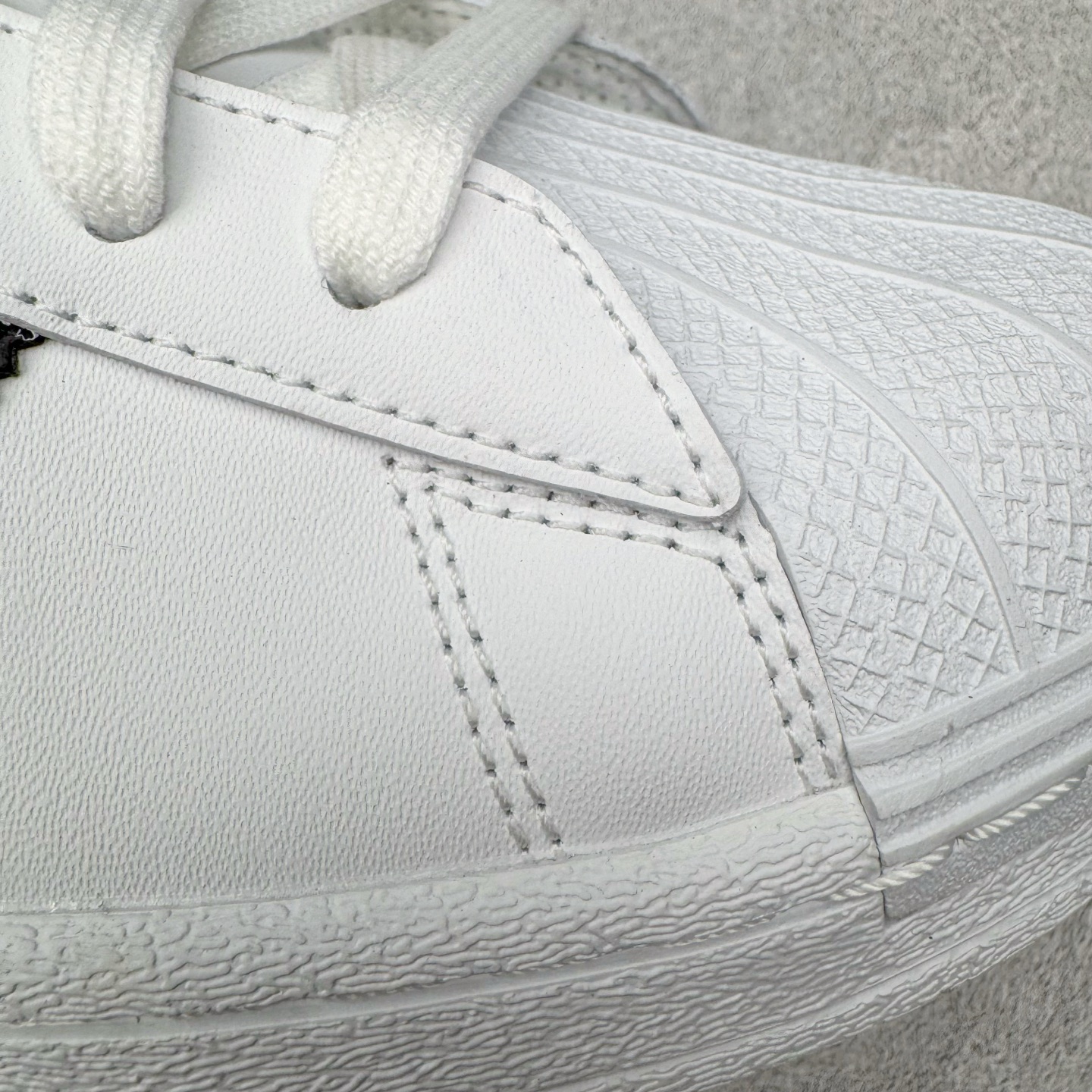 图片[15]-＃G版纯原 AD Originals Superstar 经典贝壳头休闲板鞋 EG4958 市面最完美的贝壳头版型 2024全新细节 注意区分旧版 随意对比市面 知名大厂出品 工厂个位数利润的单价 百分百全新货品 零氧化发霉 给足利润空间操作 独家控货 平台正单 全套原纸板楦头开发 每道工序同步公司流程 确保原汁原味 完美呈现原鞋版型 原厂高频磨具加持 精准内部资源对接 Logo字体百分百还原 全鞋电脑针车 Logo针车间距针数原版一致 皮料切割冲裁零瑕疵 原鞋一致含胶量超耐磨大底 大几率过验 不对比市面只对比原鞋 只服务最高端市场 诞生于1969年 是第一双将全皮面鞋 身与橡胶鞋头结合在一起的低帮篮球鞋 Superstar最开始 是作为高帮篮球鞋Pro Model的低帮版本而出现的 但因为其独特和醒目的橡胶鞋头造型而让大家熟知 被大家形象地称为\\\”shelltoe\\\”贝壳头 在70年代的美国职业篮球场上 接近3/4的NBA球员都将这双Superstar作为场上用鞋 80年代之后 经过不断的改良和发展 Superstar逐渐成为横跨时装、音乐、街头文化、休闲和运动等各大领域的时尚潮鞋 尺码：36 36.5 37 38 38.5 39 40 40.5 41 42 42.5 43 44 44.5 45 46-选品中心