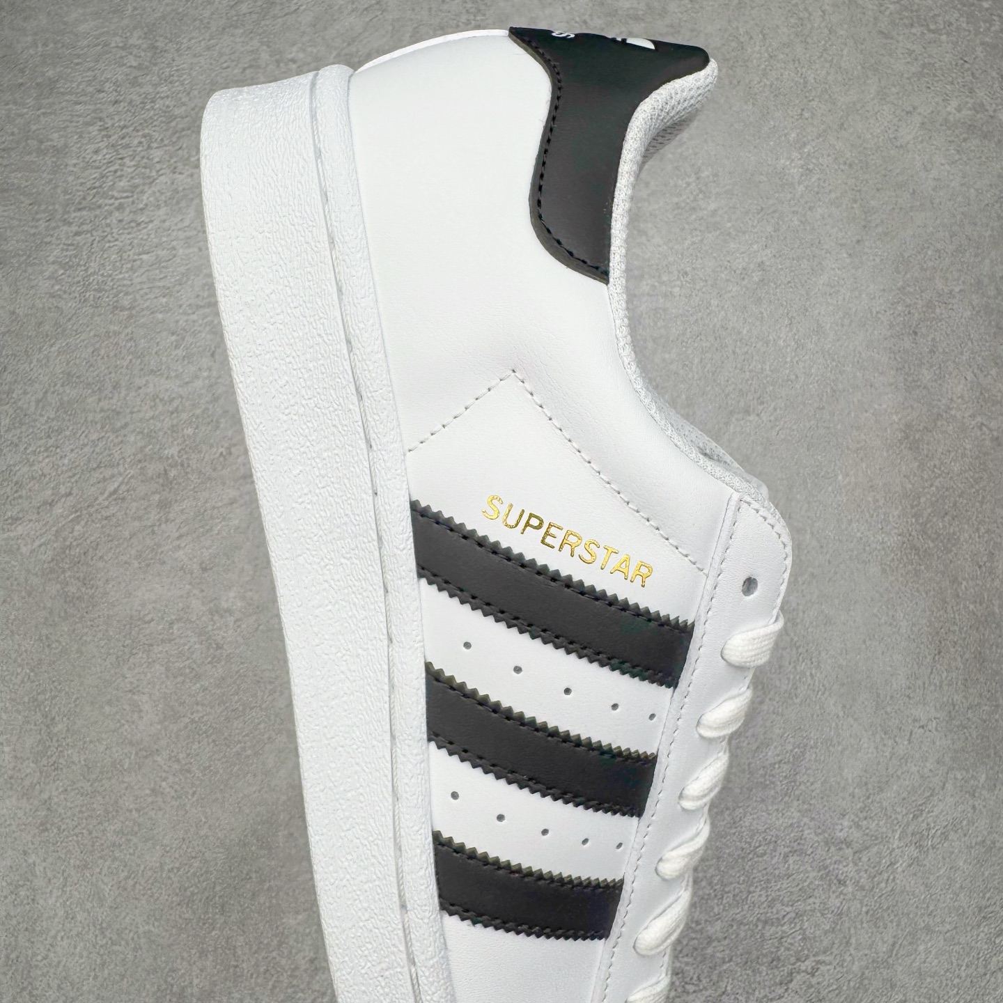图片[6]-＃G版纯原 AD Originals Superstar 经典贝壳头休闲板鞋 EG4958 市面最完美的贝壳头版型 2024全新细节 注意区分旧版 随意对比市面 知名大厂出品 工厂个位数利润的单价 百分百全新货品 零氧化发霉 给足利润空间操作 独家控货 平台正单 全套原纸板楦头开发 每道工序同步公司流程 确保原汁原味 完美呈现原鞋版型 原厂高频磨具加持 精准内部资源对接 Logo字体百分百还原 全鞋电脑针车 Logo针车间距针数原版一致 皮料切割冲裁零瑕疵 原鞋一致含胶量超耐磨大底 大几率过验 不对比市面只对比原鞋 只服务最高端市场 诞生于1969年 是第一双将全皮面鞋 身与橡胶鞋头结合在一起的低帮篮球鞋 Superstar最开始 是作为高帮篮球鞋Pro Model的低帮版本而出现的 但因为其独特和醒目的橡胶鞋头造型而让大家熟知 被大家形象地称为\\\”shelltoe\\\”贝壳头 在70年代的美国职业篮球场上 接近3/4的NBA球员都将这双Superstar作为场上用鞋 80年代之后 经过不断的改良和发展 Superstar逐渐成为横跨时装、音乐、街头文化、休闲和运动等各大领域的时尚潮鞋 尺码：36 36.5 37 38 38.5 39 40 40.5 41 42 42.5 43 44 44.5 45 46-选品中心