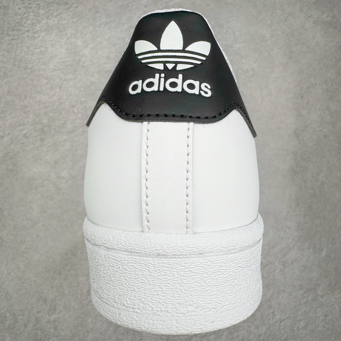 图片[8]-＃G版纯原 AD Originals Superstar 经典贝壳头休闲板鞋 EG4958 市面最完美的贝壳头版型 2024全新细节 注意区分旧版 随意对比市面 知名大厂出品 工厂个位数利润的单价 百分百全新货品 零氧化发霉 给足利润空间操作 独家控货 平台正单 全套原纸板楦头开发 每道工序同步公司流程 确保原汁原味 完美呈现原鞋版型 原厂高频磨具加持 精准内部资源对接 Logo字体百分百还原 全鞋电脑针车 Logo针车间距针数原版一致 皮料切割冲裁零瑕疵 原鞋一致含胶量超耐磨大底 大几率过验 不对比市面只对比原鞋 只服务最高端市场 诞生于1969年 是第一双将全皮面鞋 身与橡胶鞋头结合在一起的低帮篮球鞋 Superstar最开始 是作为高帮篮球鞋Pro Model的低帮版本而出现的 但因为其独特和醒目的橡胶鞋头造型而让大家熟知 被大家形象地称为\\\”shelltoe\\\”贝壳头 在70年代的美国职业篮球场上 接近3/4的NBA球员都将这双Superstar作为场上用鞋 80年代之后 经过不断的改良和发展 Superstar逐渐成为横跨时装、音乐、街头文化、休闲和运动等各大领域的时尚潮鞋 尺码：36 36.5 37 38 38.5 39 40 40.5 41 42 42.5 43 44 44.5 45 46-选品中心